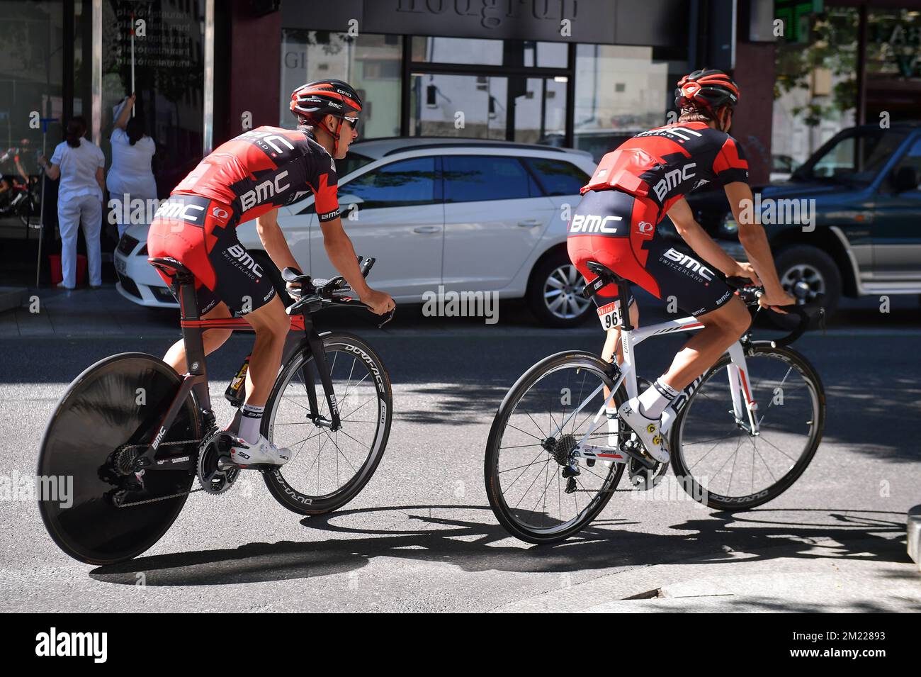L'Australian Richie porte de BMC Racing Team quitte l'hôtel pour une  session d'entraînement lors de la première journée de repos de l'édition  103rd de la course cycliste Tour de France, en Andorre,