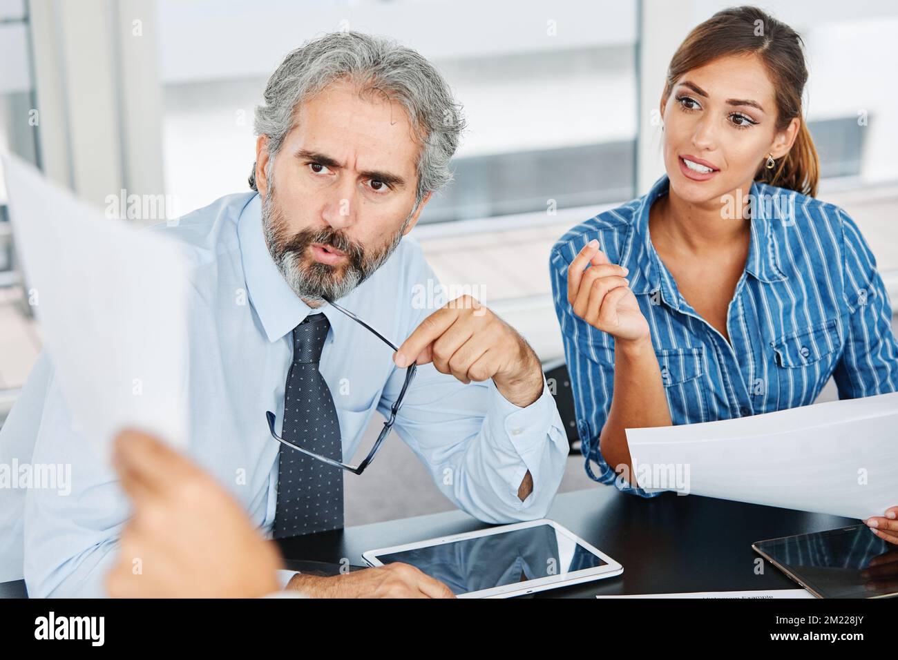 jeunes gens d'affaires rencontrer bureau travail d'équipe succès groupe entreprise senior mature réseau de collègues inquiet problème stress document fichier papier Banque D'Images