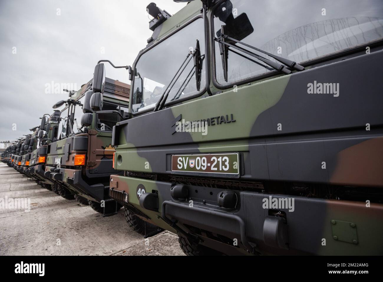 Ljubljana, Slovénie. 13th décembre 2022. Les véhicules de transport militaire tactique de L'homme allemand Rheinmetall sont stationnés dans la caserne militaire Edvard Peperko. L'armée slovène a reçu 40 camions Rheinmetall dans le cadre d'un accord de permutation de chaîne avec l'Allemagne, utilisé pour fournir des armes à l'Ukraine, dans lequel la Slovénie a envoyé 28 M55s chars à l'Ukraine et 38 véhicules Oshkosh après les avoir achetés des États-Unis. (Photo de Luka Dakskobler/SOPA Images/Sipa USA) crédit: SIPA USA/Alay Live News Banque D'Images