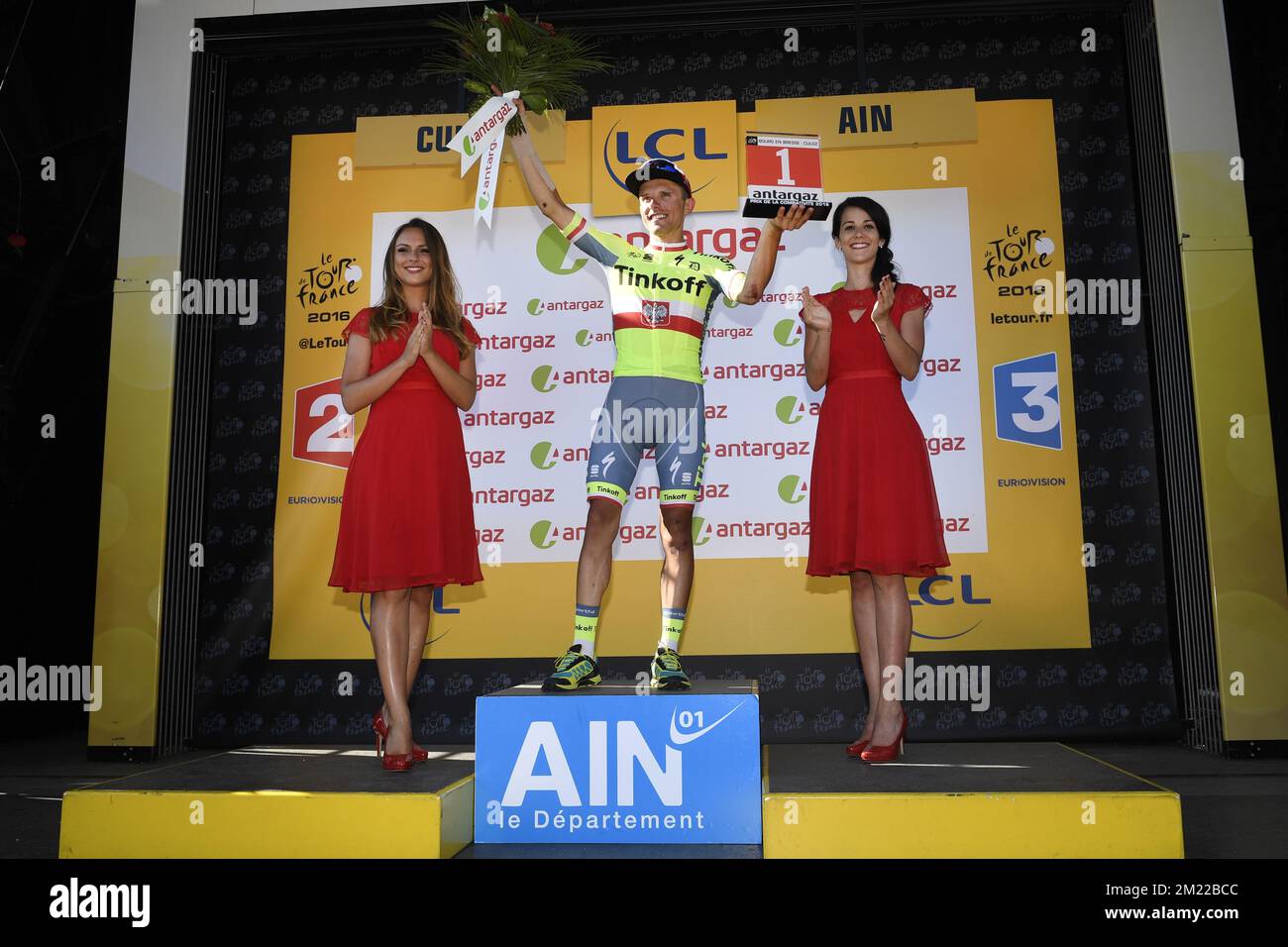 Le Rafal Majka polonais de Tinkoff célèbre sur le podium après la quinzième étape de l'édition 103rd de la course cycliste Tour de France, 160km de Bourg-en-Bresse à Culoz, le dimanche 17 juillet 2016. Le Tour de France de cette année se déroule de 2 juillet à 24 juillet. BELGA PHOTO YORICK JANSENS Banque D'Images