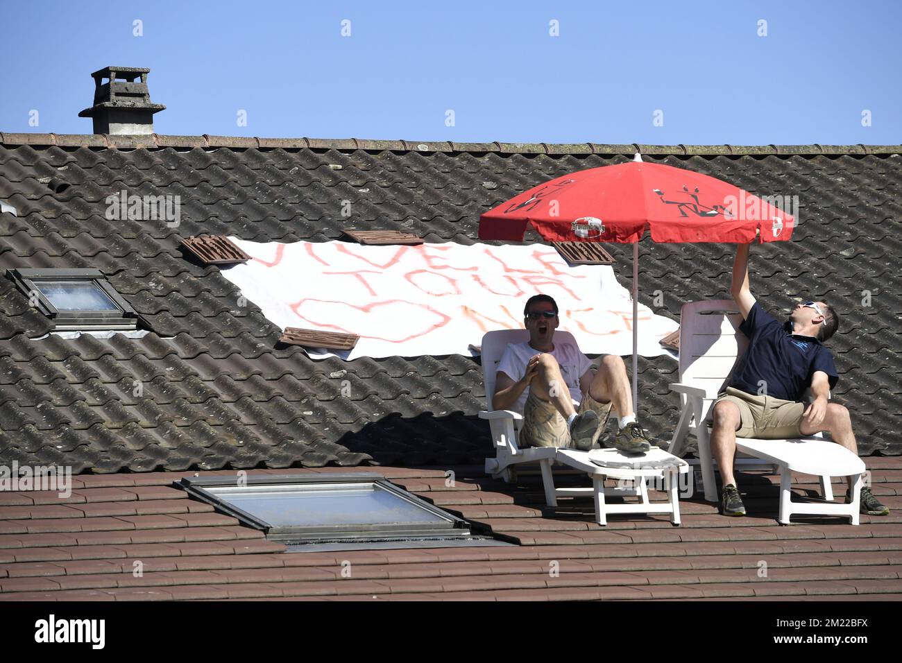 L'illustration montre des fans de cyclisme pendant la quinzième étape de l'édition 103rd de la course cycliste Tour de France, 160km de Bourg-en-Bresse à Culoz, le dimanche 17 juillet 2016. Le Tour de France de cette année se déroule de 2 juillet à 24 juillet. BELGA PHOTO YORICK JANSENS Banque D'Images
