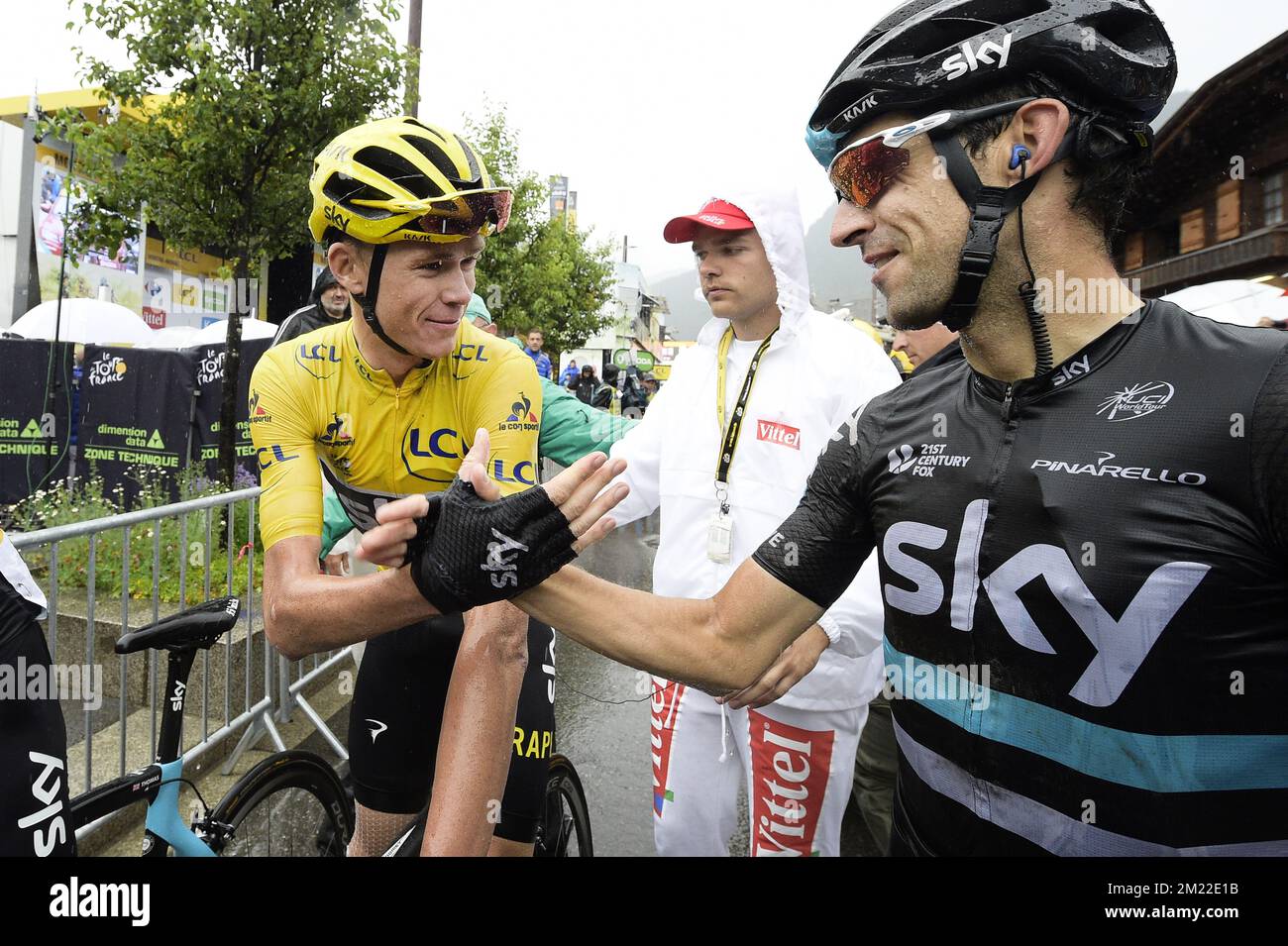 Le Britannique Chris Froome de Team Sky et l'espagnol Mikel Nieve de Team Sky célèbrent après la scène 20th à l'édition 103rd de la course cycliste Tour de France, à 146,5 km de Megève à Morzine, en France, le samedi 23 juillet 2016. Banque D'Images