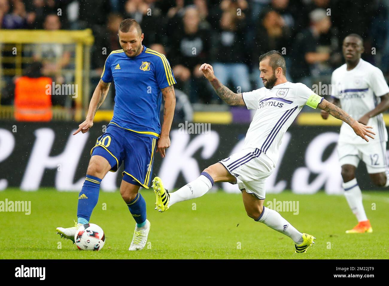 Fedor Kudryashov de Rostov et Steven Defour d'Anderlecht se battent pour le ballon lors du match de retour du troisième tour de qualification pour la compétition de la Ligue des Champions entre l'équipe belge de football de première ligue RSC Anderlecht et l'équipe russe FC Rostov à Bruxelles, le mercredi 03 août 2016. La première jambe s'est terminée par un tirage de 2-2. Banque D'Images