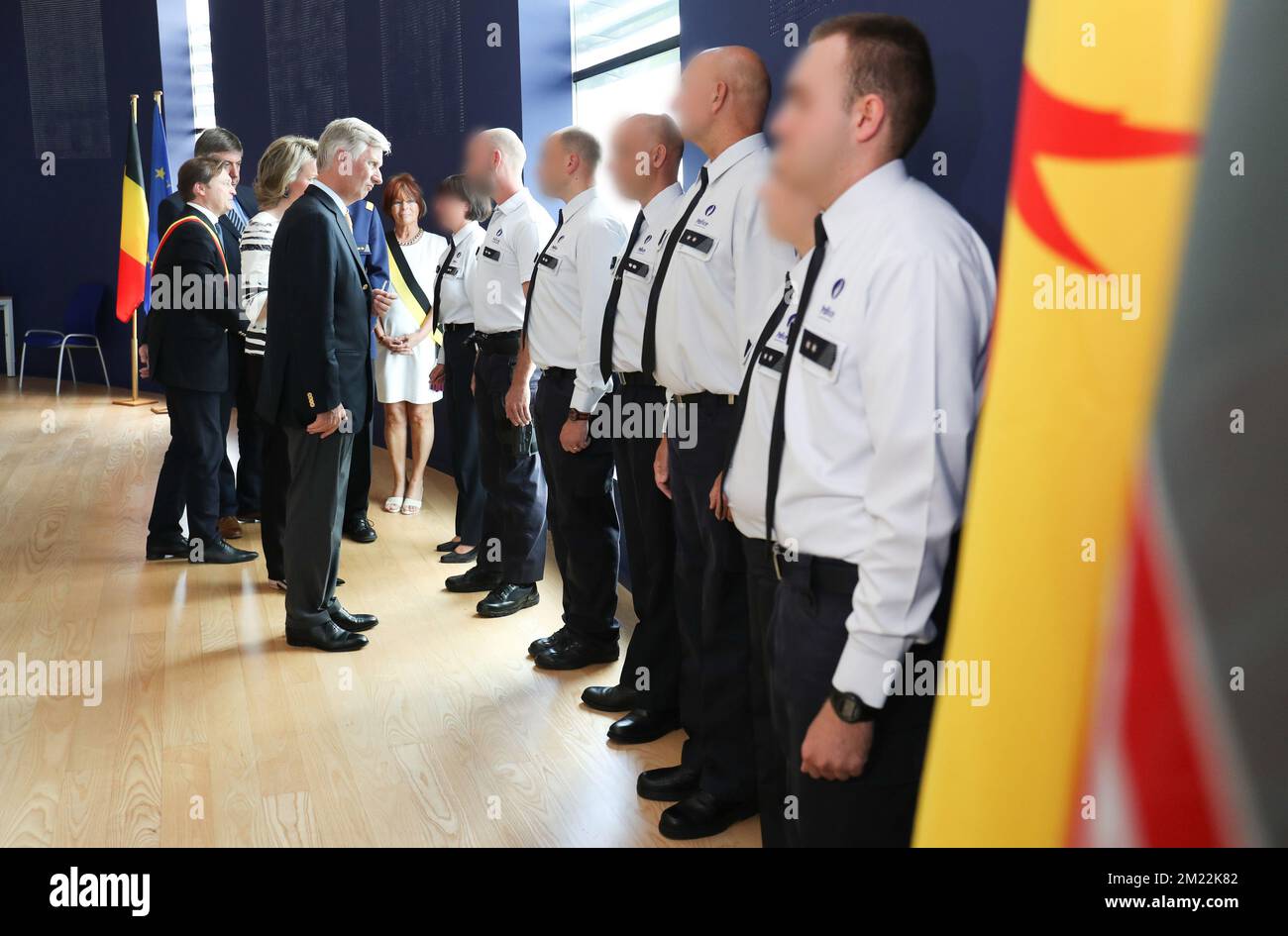 Le roi Philippe - Filip de Belgique rencontre les policiers de Charleroi lors d'une visite du roi belge au poste de police où deux officiers ont été poignardés, le mardi 09 août 2016, dans le centre-ville de Charleroi. Le samedi 6 août 2016, deux policiers ont été poignardés. L'attaquant hurla « Allahu Akbar ». Il a été frappé par une balle de police. L'un des agents a subi de graves blessures au visage, l'autre est légèrement blessé. L'agresseur a été transporté à l'hôpital où il a succombé à ses blessures et est mort. BELGA PHOTO VIRGINIE LEFOUR Banque D'Images