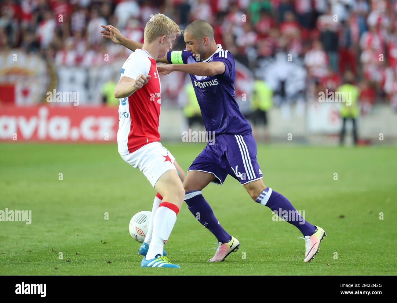 Sofiane Hanni d'Anderlecht et Michal Frydrych de Slavia se battent pour le ballon lors du match de la première jambe du match de match entre l'équipe belge de football de première ligue RSC Anderlecht et l'équipe tchèque Slavia Prague dans le cadre du concours Europa League, le jeudi 18 août 2016, à Prague, en République tchèque. Banque D'Images