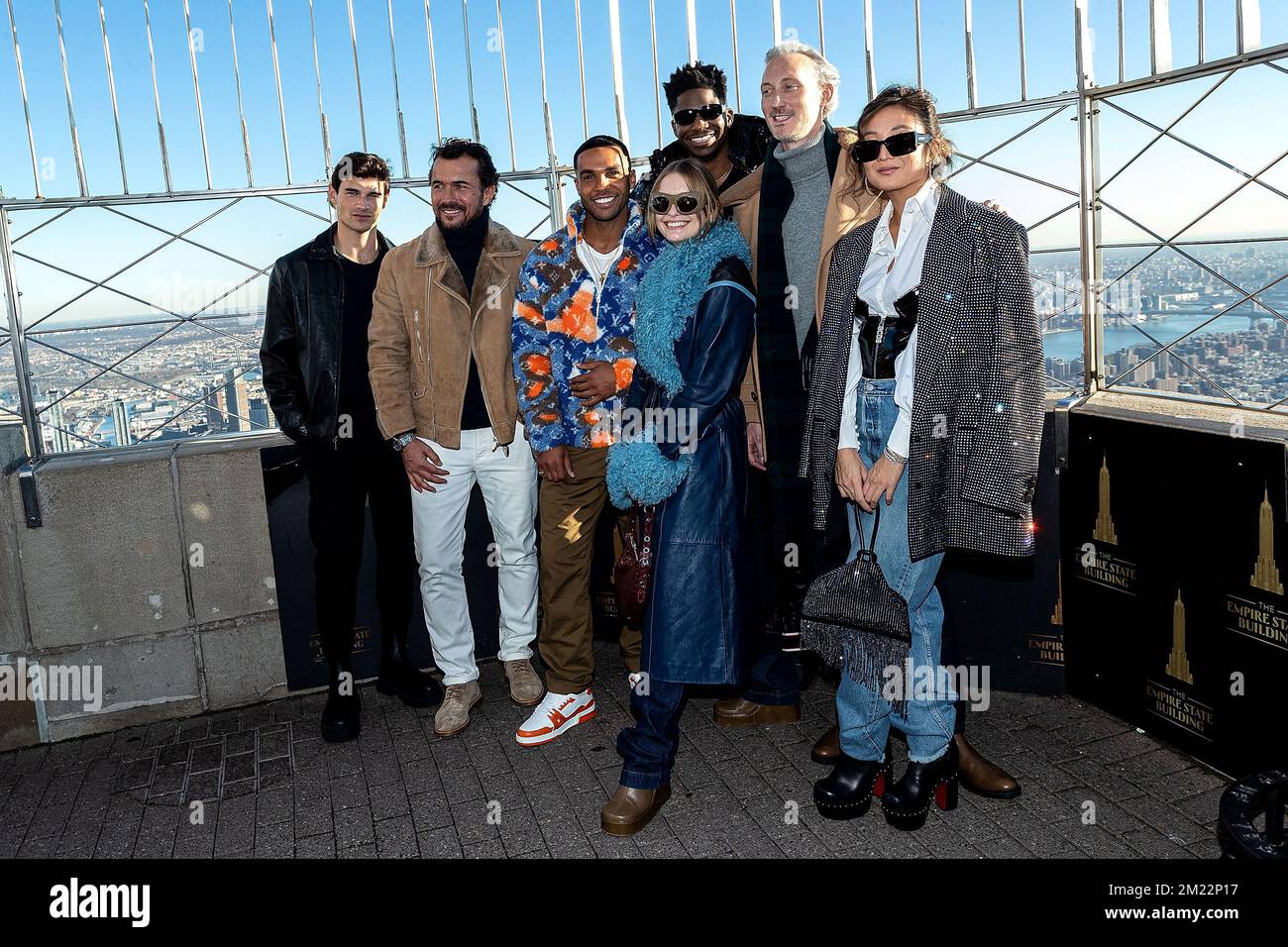 New York, NY, États-Unis. 13th décembre 2022. Charles Martins, William Abadie, Lucien Laviscount, Camille Razat, Samuel Arnold, Bruno Gouery, Ashley Park à un éclairage cérémonial à l'Empire State Building. Crédit : Steve Mack/Alay Live News Banque D'Images