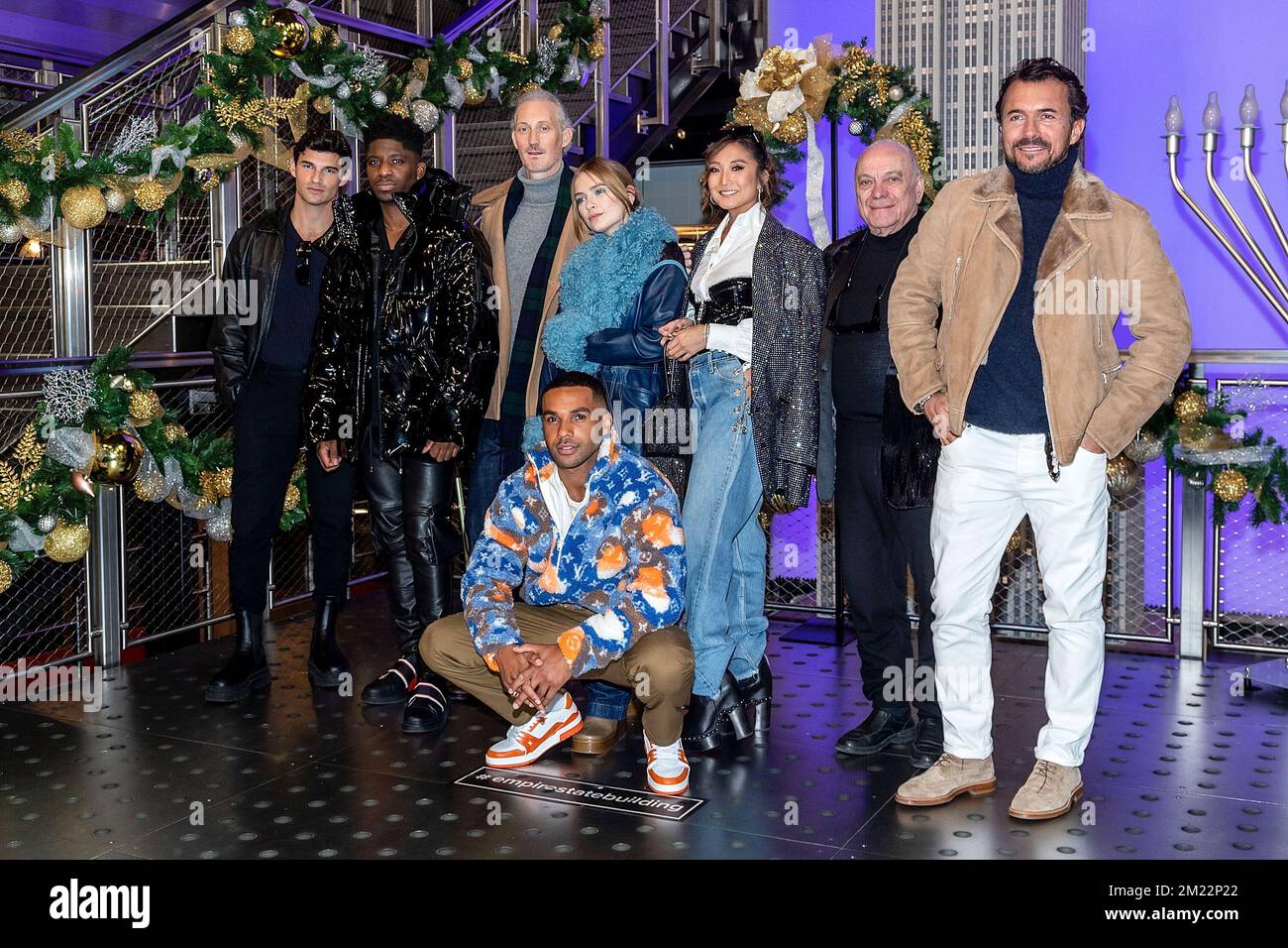 New York, NY, États-Unis. 13th décembre 2022. Charles Martins, Samuel Arnold, Bruno Gouery, Lucien Laviscount, Camille Razat, Ashley Park, Jean-Christophe Bouvet, William Abadie lors d'un éclairage cérémonial à l'Empire State Building. Crédit : Steve Mack/Alay Live News Banque D'Images