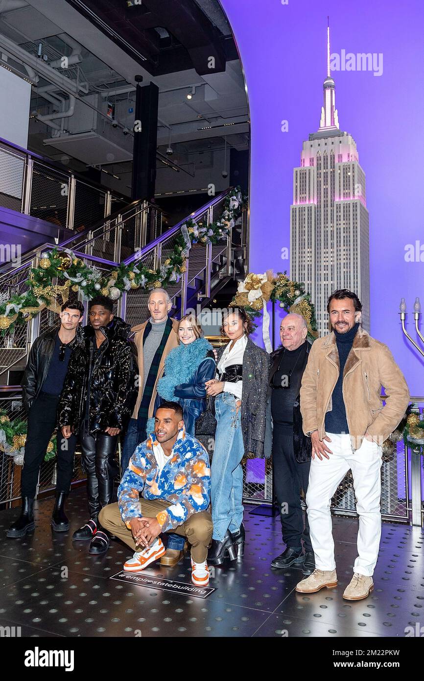 New York, NY, États-Unis. 13th décembre 2022. Charles Martins, Samuel Arnold, Bruno Gouery, Lucien Laviscount, Camille Razat, Ashley Park, Jean-Christophe Bouvet, William Abadie lors d'un éclairage cérémonial à l'Empire State Building. Crédit : Steve Mack/Alay Live News Banque D'Images
