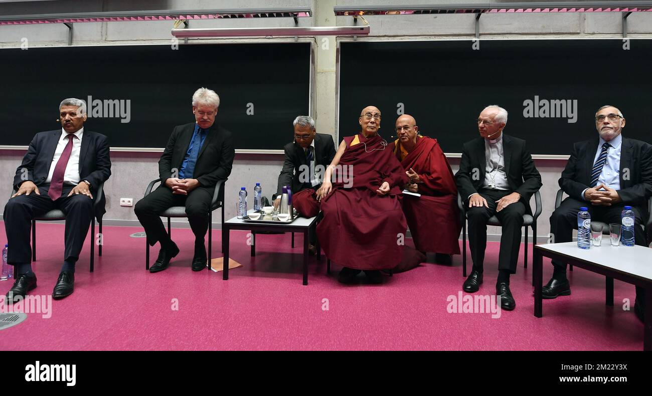 L-R, Président exécutif musulman belge, Salah Echallaoui, Steven Fuite, Président du Conseil synodal de l'Église protestante unie de Belgique, le Dalaï Lama, l'écrivain français et moine bouddhiste Matthieu Ricard, l'archevêque Jozef de Kesel et le Grand Rabbi de Bruxelles, Albert Guigui photographié lors de la rencontre interconfessionnelle avec son hilasité le Dalaï Lama et haut représentant des religions catholique, protestante, juive et islamique, et des jeunes de tous horizons, organisée par l'UCL à Bruxelles, le lundi 12 septembre 2016. BELGA PHOTO ERIC LALMAND Banque D'Images L-R, Président exécutif musulman belge, Salah Echallaoui, Steven Fuite, Président du Conseil synodal de l'Église protestante unie de Belgique, le Dalaï Lama, l'écrivain français et moine bouddhiste Matthieu Ricard, l'archevêque Jozef de Kesel et le Grand Rabbi de Bruxelles, Albert Guigui photographié lors de la rencontre interconfessionnelle avec son hilasité le Dalaï Lama et haut représentant des religions catholique, protestante, juive et islamique, et des jeunes de tous horizons, organisée par l'UCL à Bruxelles, le lundi 12 septembre 2016. BELGA PHOTO ERIC LALMAND Banque D'Images