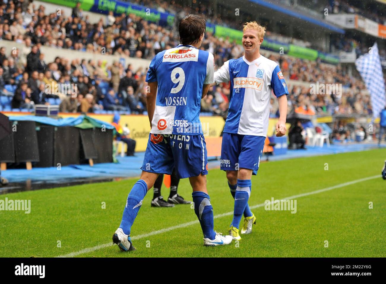 Jelle Vossen de Genk célèbre avec Kevin de Bruyne de Genk après avoir marqué le 1-0 lors du match Jupiler Pro League entre Racing Genk et Sporting Charleroi, le troisième jour du championnat belge de première division de football, à Genk, le dimanche 15 août 2010. Banque D'Images