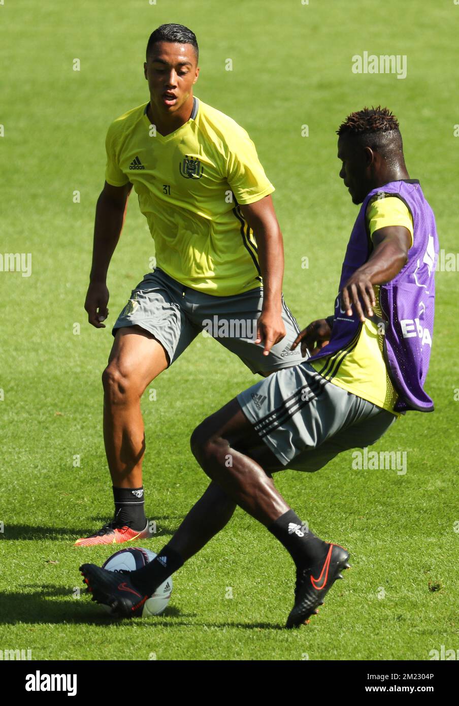Youri Tielemans d'Anderlecht et Stephane Badji d'Anderlecht se battent pour le ballon lors d'une session d'entraînement de l'équipe belge de football de première ligue RSC Anderlecht, mercredi 14 septembre 2016. Demain Anderlecht joue le premier match de la phase de groupe de la Ligue Europa contre le club azézbaidjan FK Gabala, dans le groupe C. BELGA PHOTO VIRGINIE LEFOUR Banque D'Images