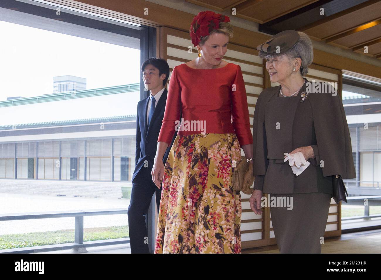 La reine Mathilde de Belgique et l'impératrice japonaise Michiko photographiés lors d'une réunion au Palais impérial le deuxième jour d'une visite d'État au Japon des Royals belges, mardi 11 octobre 2016, à Tokyo, au Japon. PISCINE PHOTO DE BELGA CHRISTOPHE LICOPPE Banque D'Images