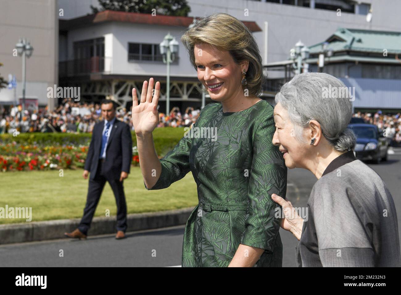 La reine Mathilde de Belgique et l'impératrice japonaise Michiko photographiés dans la ville de Yuki, le troisième jour d'une visite d'État au Japon des Royals belges, le mercredi 12 octobre 2016, à Yuki, au Japon. BELGA PHOTO POOL FRED SIERAKOWSKI Banque D'Images