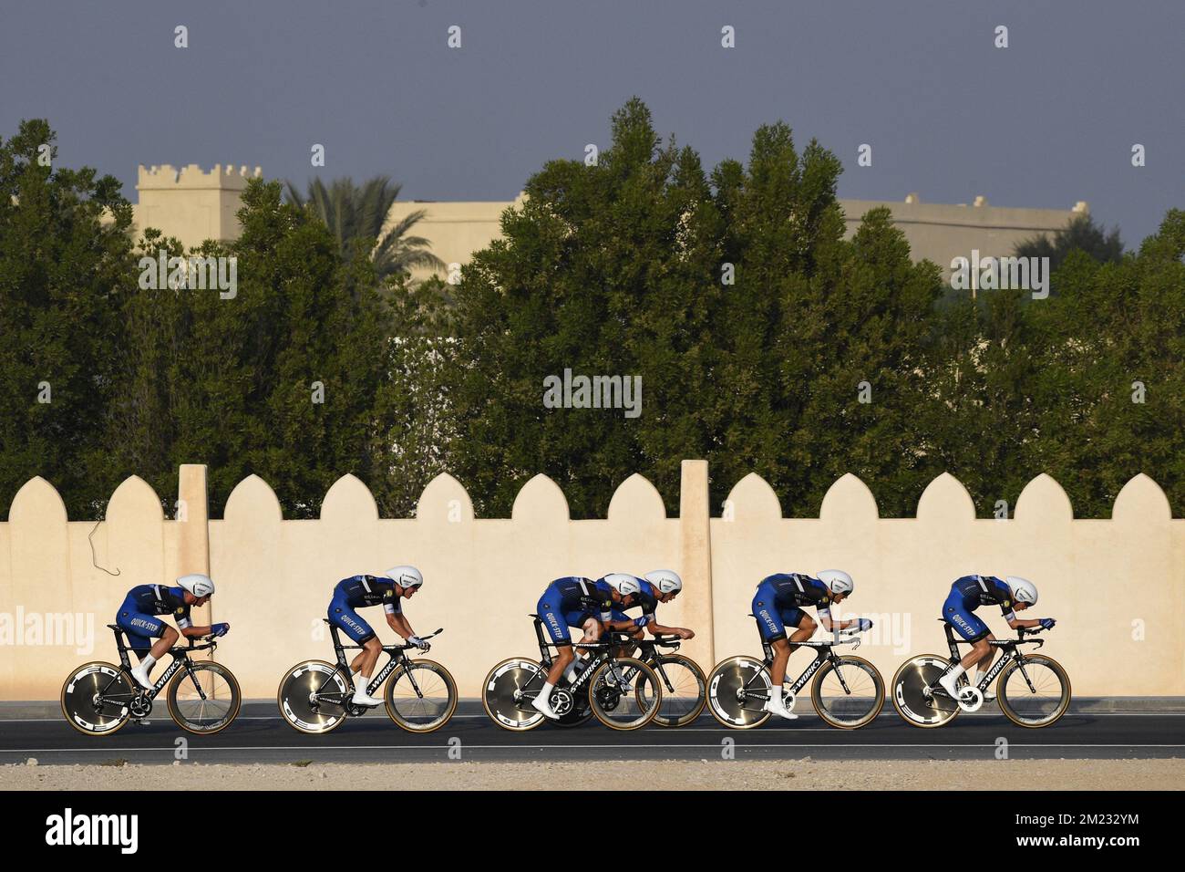 Etixx - les coureurs Quick-Step photographiés en action lors de l'épreuve masculine de temps d'équipe aux Championnats du monde de cyclisme sur route 2016 de l'UCI à Doha, Qatar, dimanche 09 octobre 2016. BELGA PHOTO YORICK JANSENS Banque D'Images