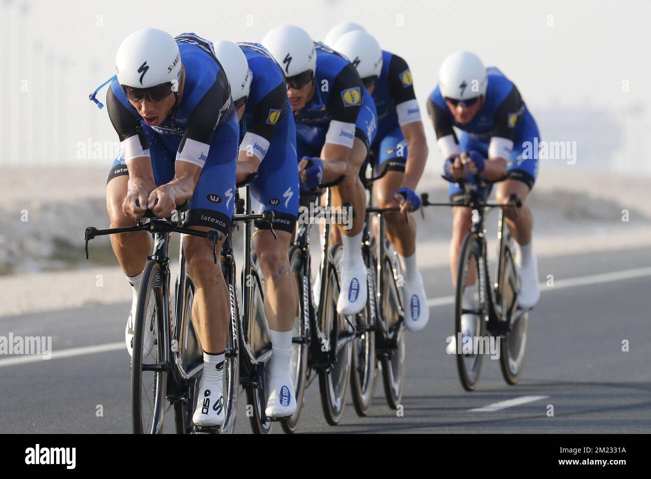 Riders of team Etixx - Quick-Step en action pour gagner l'épreuve de temps de l'équipe masculine aux Championnats du monde de cyclisme sur route UCI 2016 à Doha, Qatar, dimanche 09 octobre 2016. BELGA PHOTO YUZURU SUNADA Banque D'Images