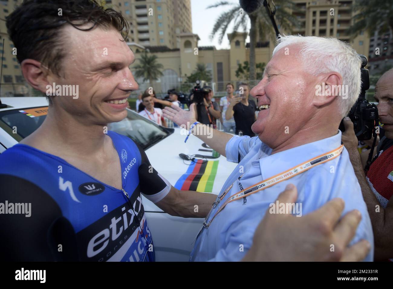 Irlandais Daniel Martin de l'équipe Etixx - Quick-Step et belge Patrick Lefevere, directeur général de l'équipe Etixx - Quick-Step Célébrez après avoir remporté le procès en équipe masculine aux Championnats du monde de cyclisme routier de l'UCI 2016 à Doha, au Qatar, le dimanche 09 octobre 2016. BELGA PHOTO YORICK JANSENS Banque D'Images