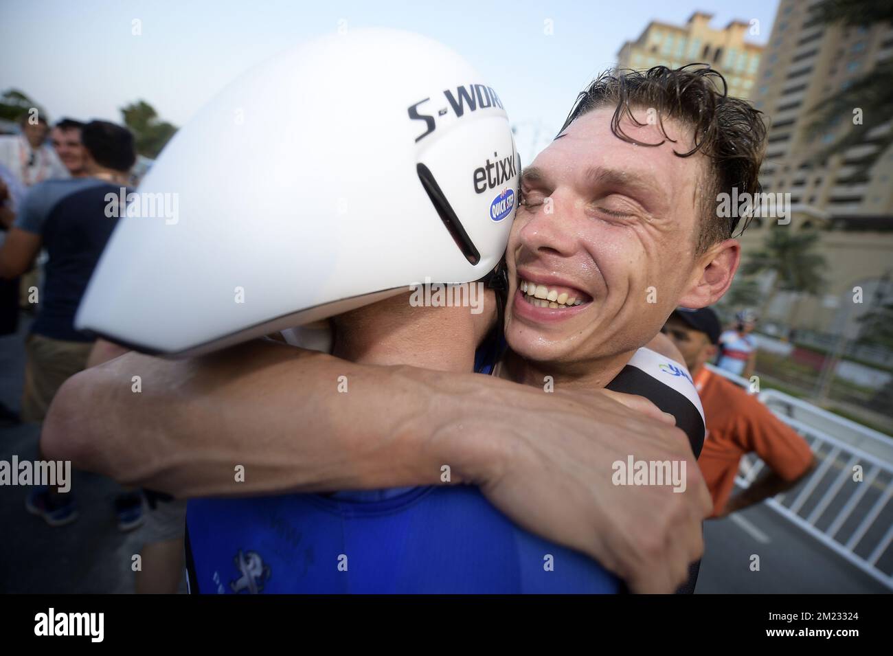 Le Belge Julien Vermote de l'équipe Etixx - Quick-Step et l'Allemand Tony Martin de l'équipe Etixx - Quick-Step fêtent après avoir remporté le procès de l'équipe masculine aux Championnats du monde de cyclisme sur route UCI 2016 à Doha, au Qatar, le dimanche 09 octobre 2016. BELGA PHOTO YORICK JANSENS Banque D'Images