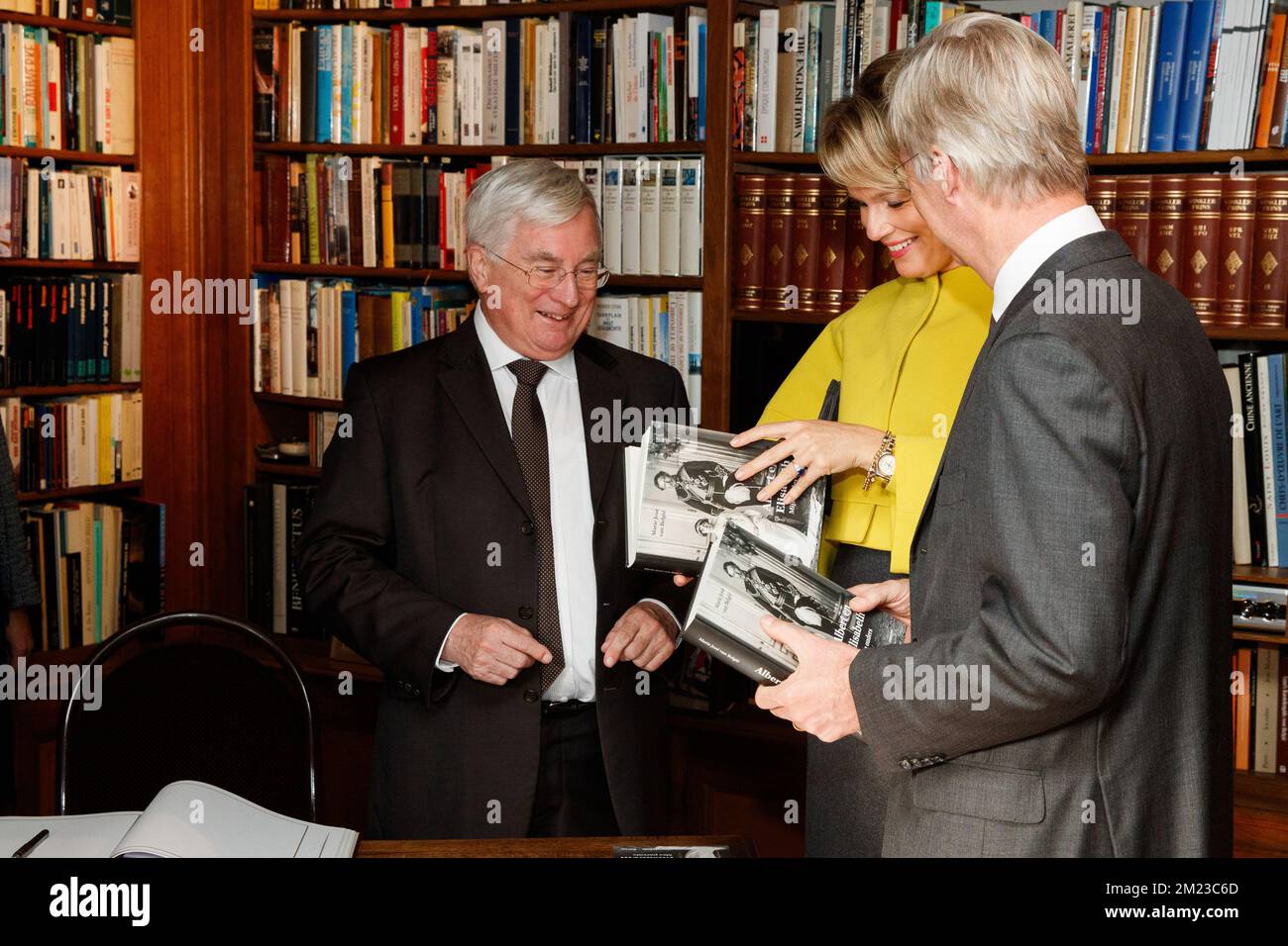 Luc Glorieux, Reine Mathilde de Belgique et Roi Philippe - Filip de Belgique photographié lors d'une visite de l'exposition 'Koning Albert I en de Grote Oorlog - le Roi Albert Ier et la Grande Guerre' (le Roi Albert I et la Grande Guerre) Et la présentation du livre « Albert et Elisabeth », mardi 08 novembre 2016, dans le Kasteel van Rumbeke (château de Rumbeke). BELGA PHOTO KURT DESPLENTER Banque D'Images