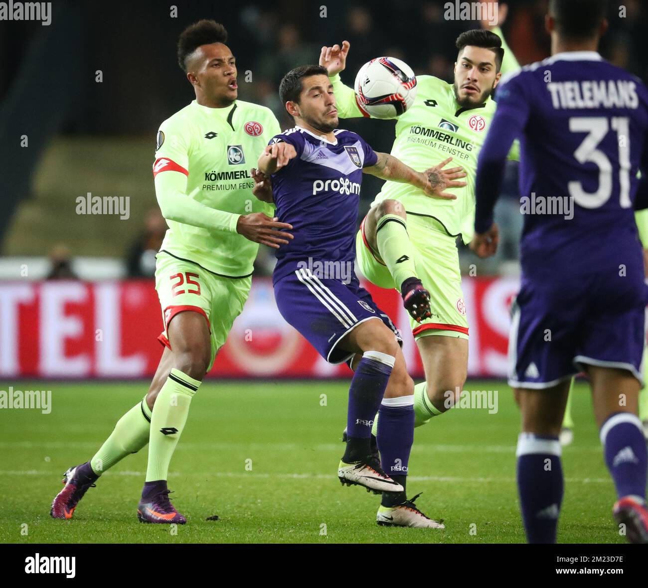 Jean-Philippe Gbamin, milieu de terrain de Mayence, et Nicolae-Claudiu Stanciu d'Anderlecht, se battent pour le ballon lors d'un match de football entre l'équipe belge RSC Anderlecht et le club allemand 1. FSV Mainz 05, jeudi 03 novembre 2016 à Bruxelles, le quatrième match de la phase de groupe du concours Europa League dans le groupe C. BELGA PHOTO VIRGINIE LEFOUR Banque D'Images