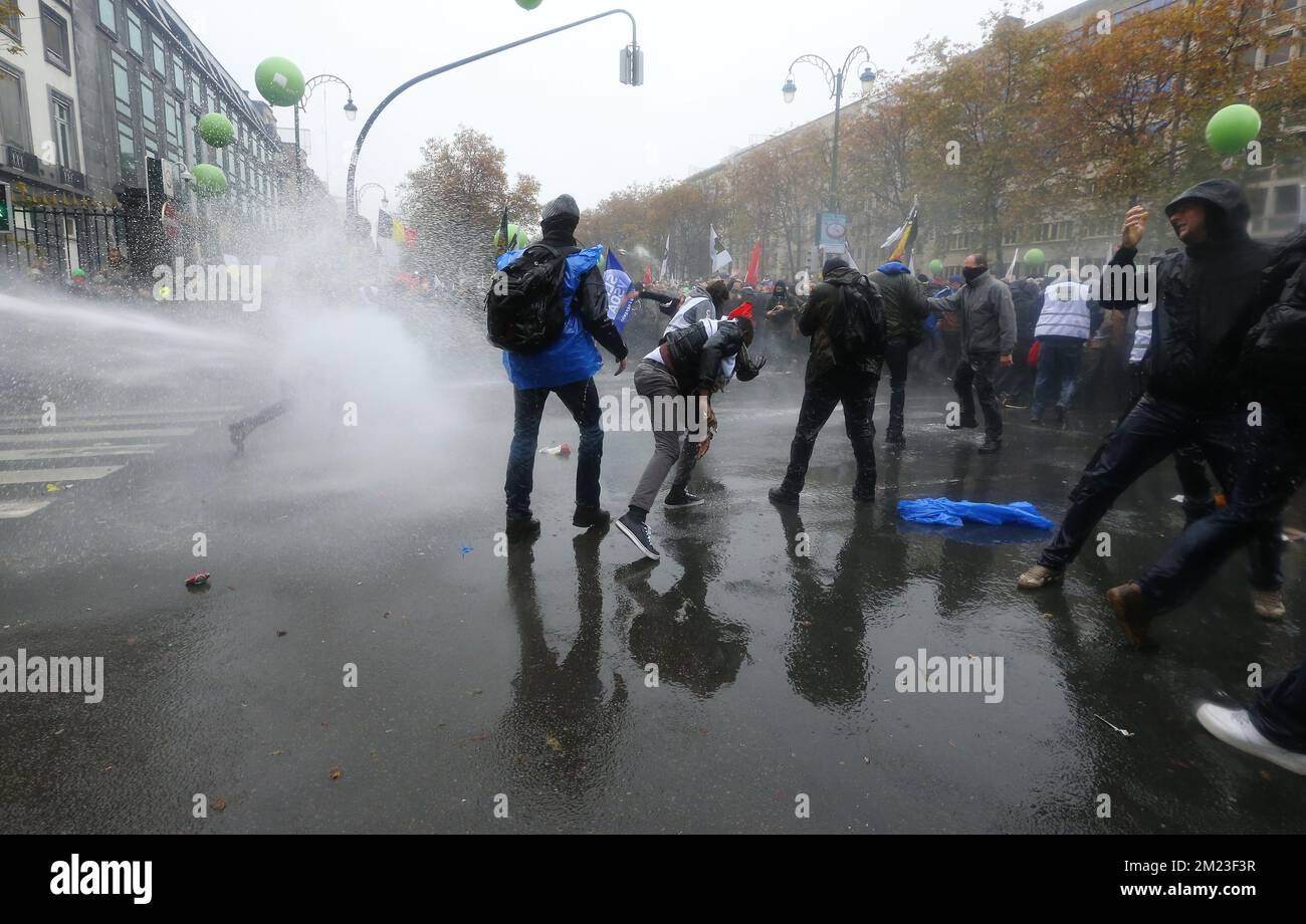 Affrontements entre militaires et police à la frontière de la "zone neutre" avec l'intervention du camion-pompe à marge d'une manifestation organisée par les syndicats militaires pour protester contre la décision du gouvernement de porter l'âge de la retraite des soldats à 63 ans, mardi 15 novembre 2016, À Bruxelles. Banque D'Images