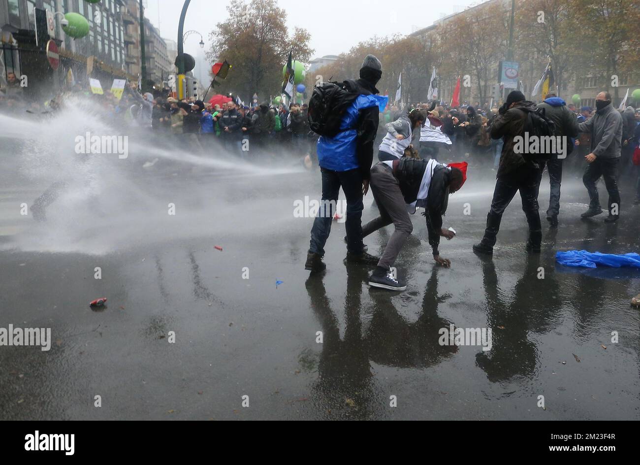 Affrontements entre militaires et police à la frontière de la "zone neutre" avec l'intervention du camion-pompe à marge d'une manifestation organisée par les syndicats militaires pour protester contre la décision du gouvernement de porter l'âge de la retraite des soldats à 63 ans, mardi 15 novembre 2016, À Bruxelles. Banque D'Images