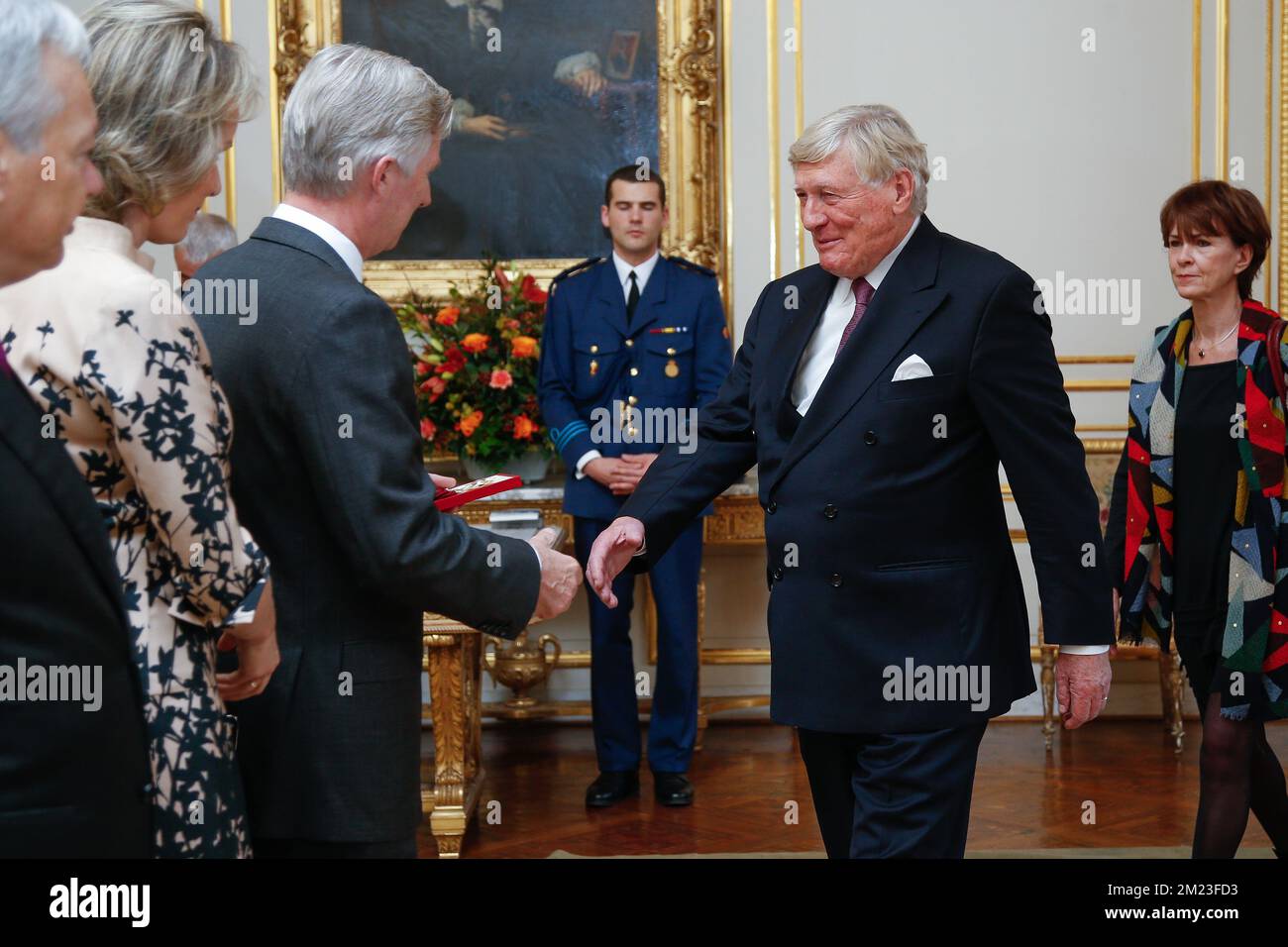 Monsieur et Mlle Pierre Defraigne (directrice exécutive de la Fondation Madariaga-Collège d'Europe) photographiés lors d'une réception avec le couple royal pour les personnes qui ont été trahis par la grâce de la noblesse, le jeudi 17 novembre 2016, au Palais Royal de Bruxelles. Banque D'Images