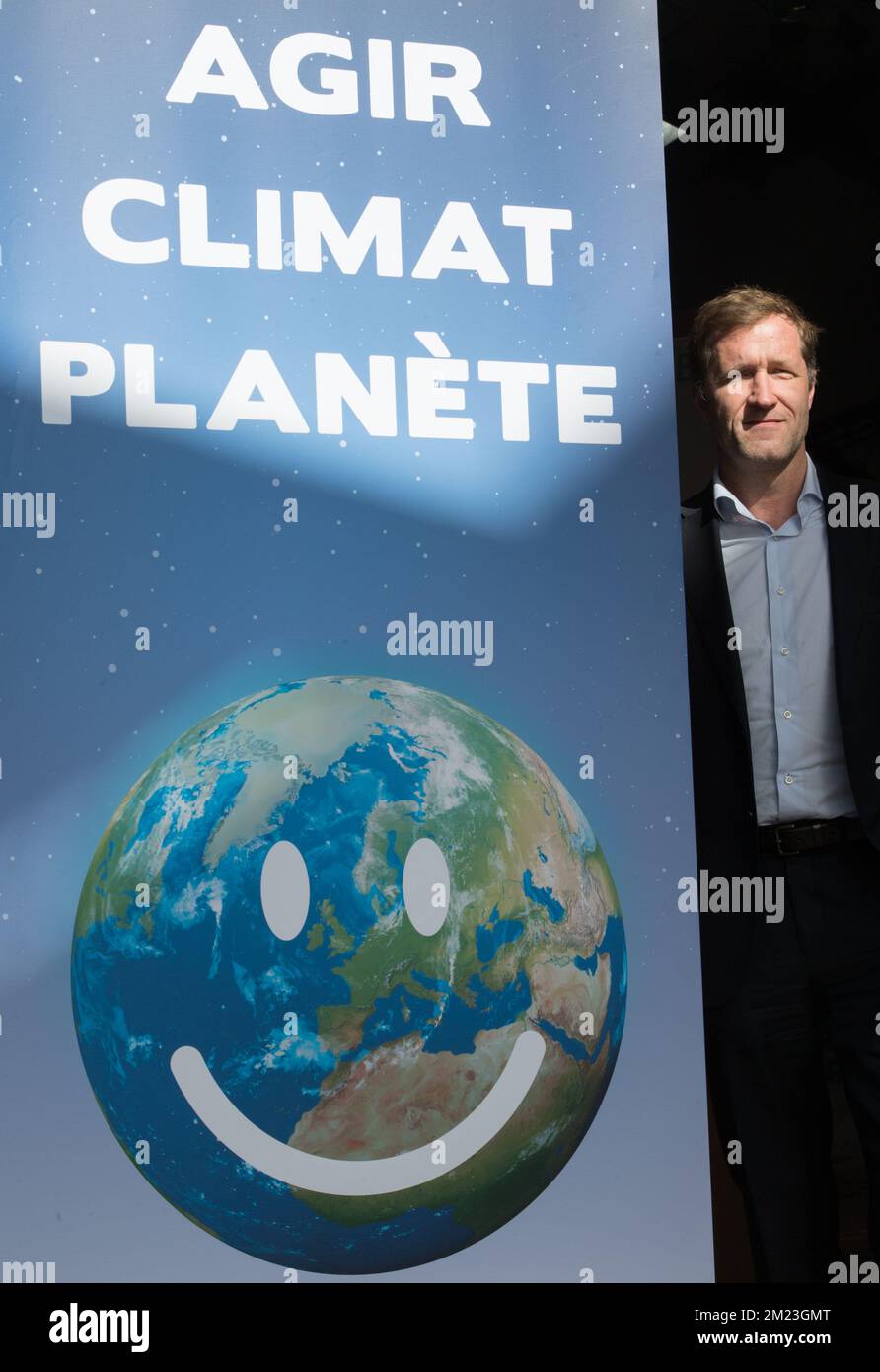 Le ministre wallon, le président Paul Magnette, pose avec un logo "climat" lors de la Conférence mondiale des Nations Unies sur les changements climatiques 2016 de COP22, à Marrakech, au Maroc, le vendredi 18 novembre 2016. BELGA PHOTO BENOIT DOPPAGNE Banque D'Images