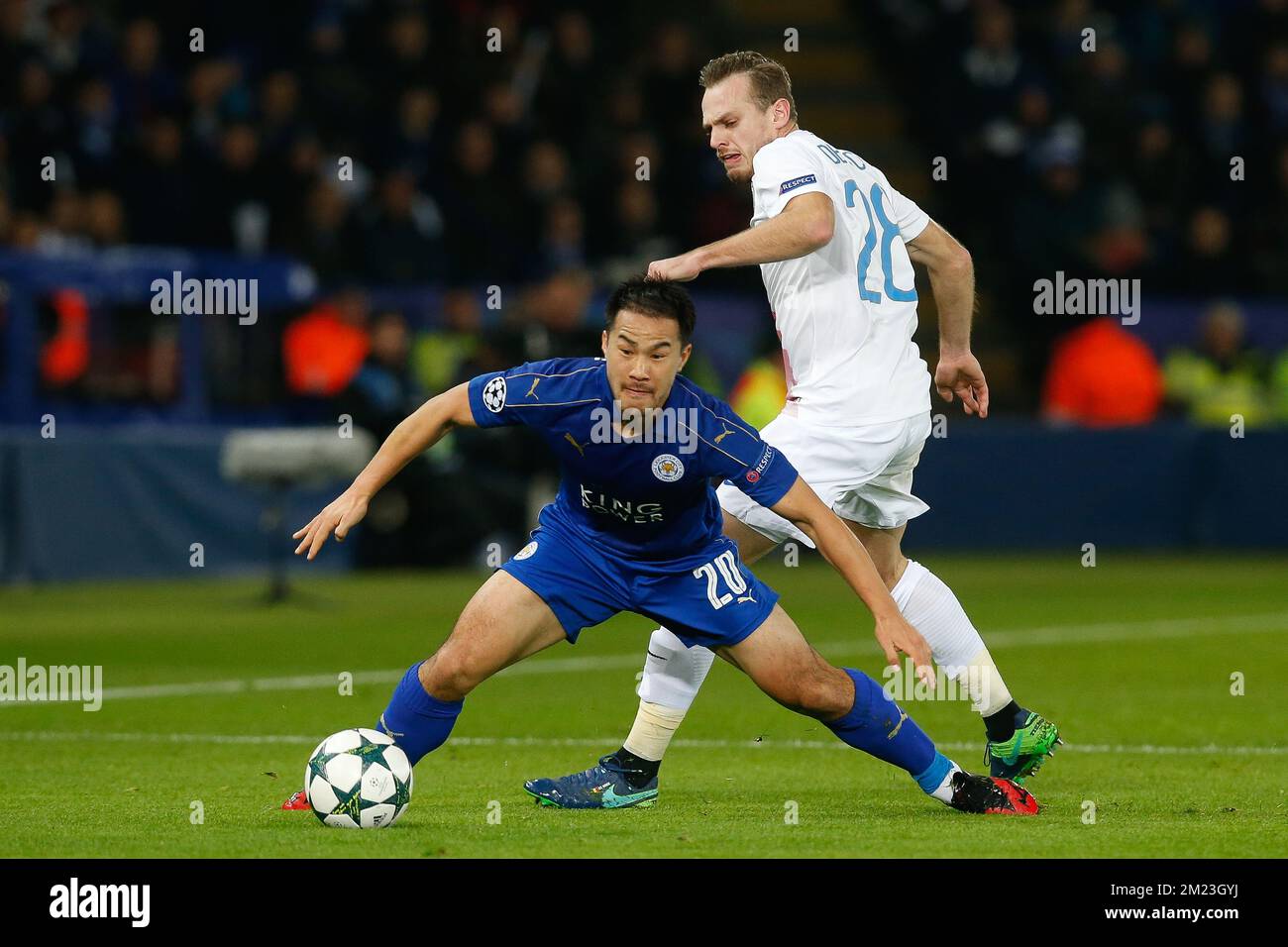 Shinji Okazaki de Leicester et Laurens de Bock de Club se battent pour le ballon lors d'un match entre le club britannique de football de Leicester City et l'équipe belge de football de première division Club Brugge KV, le cinquième match de la compétition de groupe de la Ligue des champions, dans le groupe G, à Leicester, en Grande-Bretagne, Mardi 22 novembre 2016. Banque D'Images