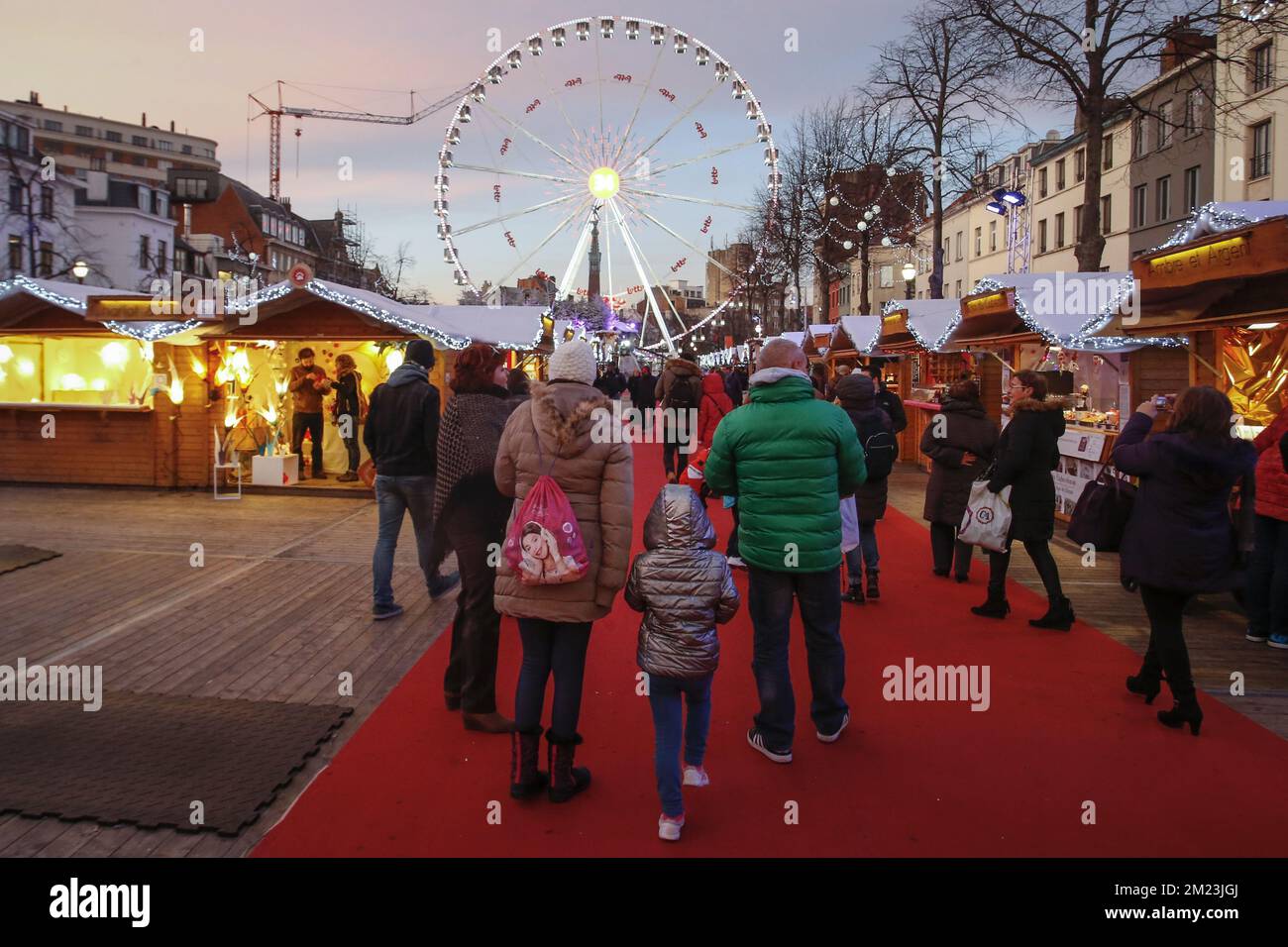 L'illustration montre le marché de Noël des « merveilles hivernales » de Bruxelles (Plaisoirs d'hiver - Winterpretation), dans le centre-ville de Bruxelles, le mercredi 30 novembre 2016. La sixième édition du marché de Noël et les animations sont ouvertes de 25 novembre à 01 janvier 2017. BELGA PHOTO THIERRY ROGE Banque D'Images