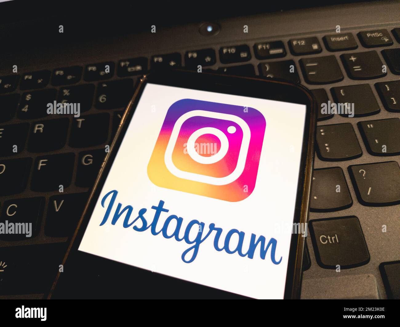 KONSKIE, POLOGNE - 13 décembre 2022 : logo de l'application Instagram affiché sur l'écran du smartphone Banque D'Images