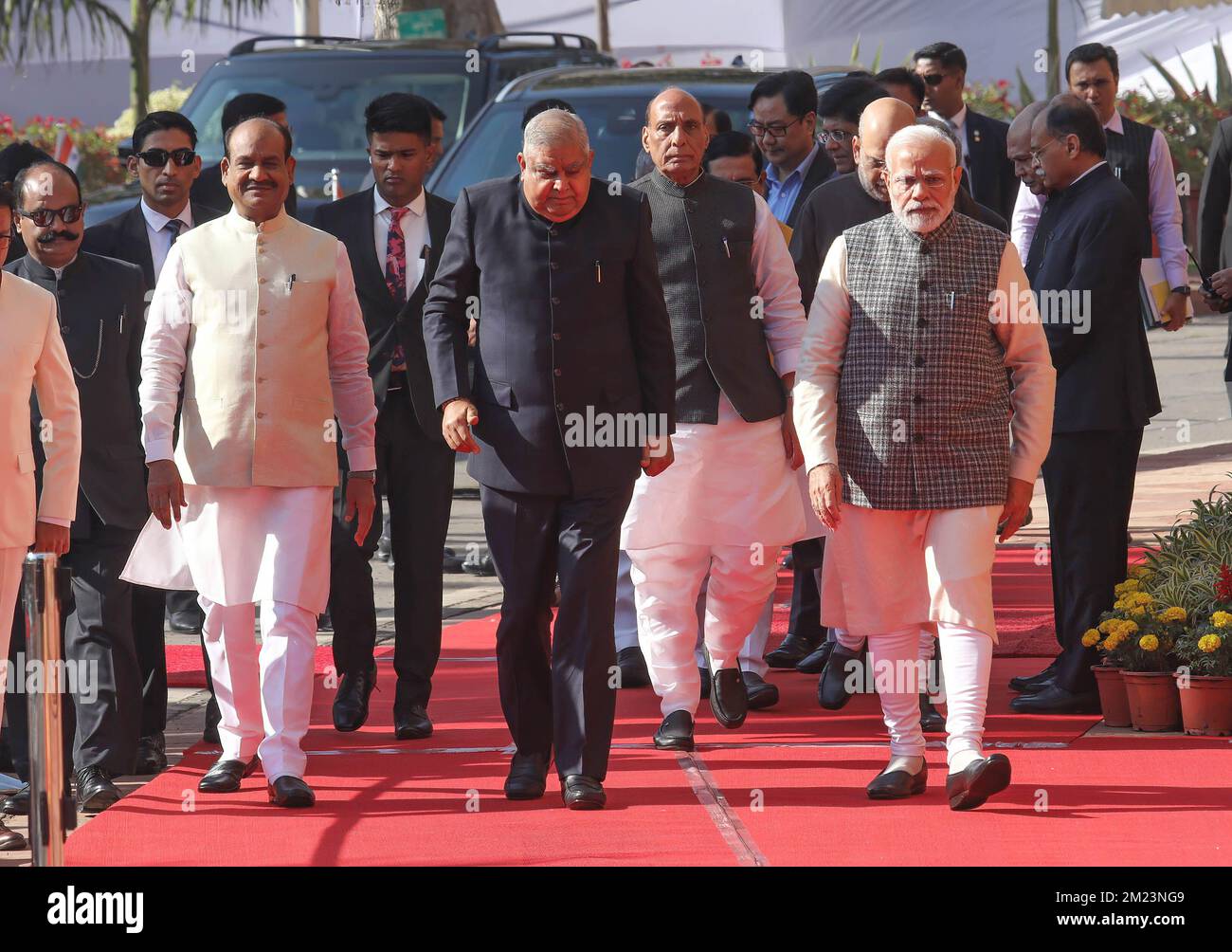 New Delhi, Inde. 13th décembre 2022. Le vice-président indien Jagdeep Dhankhar, (C) le Premier ministre Narendra MOFI (à droite), le Président Lok Sabha Om Birla (à gauche) arrivent lors de la commémoration du 21st anniversaire des martyrs de l'attentat terroriste du Parlement de 2001. Il y a vingt et un ans sur 13 décembre, deux organisations terroristes Lashkar-e-taiba (LET) et Jesh-3-Mohammed (JEM) ont attaqué le Parlement et tué neuf personnes. (Photo par Naveen Sharma/SOPA Images/Sipa USA) crédit: SIPA USA/Alay Live News Banque D'Images