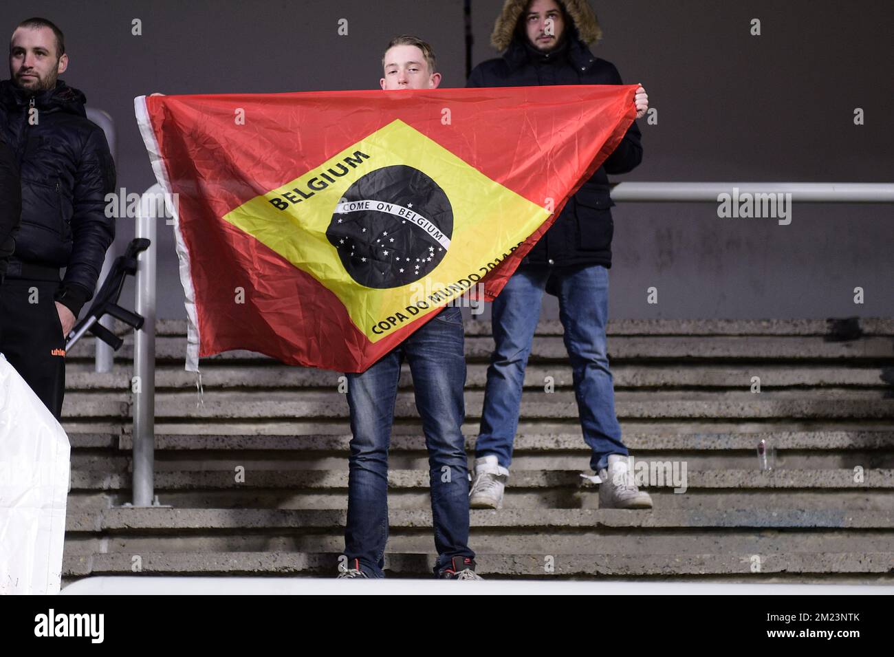 L'illustration montre un hommage aux victimes de l'accident d'avion impliquant l'équipe brésilienne Chapioense au début du match Jupiler Pro League entre STVV Sint-Truiden et Mouscron, à Sint-Truiden, samedi 03 décembre 2016, le 17 jour du championnat belge de football. BELGA PHOTO YORICK JANSENS Banque D'Images