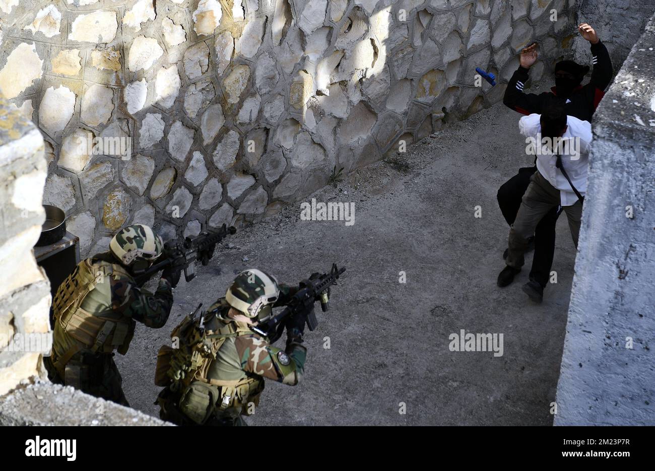 L'illustration montre un exercice d'attaque anti-terroriste lors d'une visite dans une base militaire le deuxième jour de la visite du PM du Benelux, le mardi 06 décembre 2016, en Tunisie. BELGA PHOTO ERIC LALMAND Banque D'Images