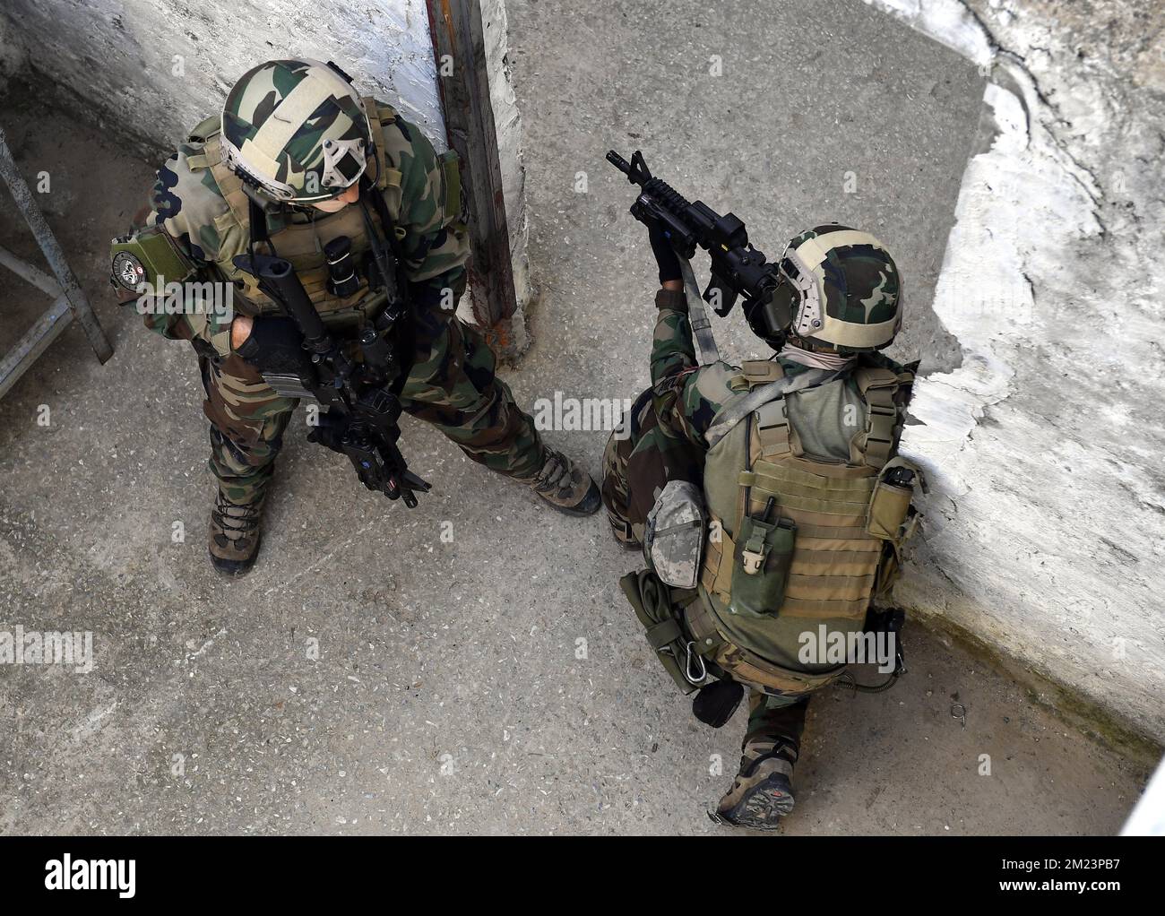 L'illustration montre un exercice d'attaque anti-terroriste lors d'une visite dans une base militaire le deuxième jour de la visite du PM du Benelux, le mardi 06 décembre 2016, en Tunisie. BELGA PHOTO ERIC LALMAND Banque D'Images