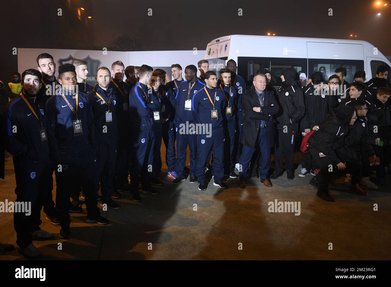 Les joueurs de Genk photographiés lors de la remise d'un minibus pour les jeunes joueurs de football touchés par le tremblement de terre en Italie, avant le sixième et dernier match de la phase de groupe de la compétition Europa League, dans le groupe F, Entre le Club Italien Sassuolo et l'équipe belge de football de première ligue KRC Genk à Parme, Italie, jeudi 08 décembre 2016. BELGA PHOTO YORICK JANSENS Banque D'Images