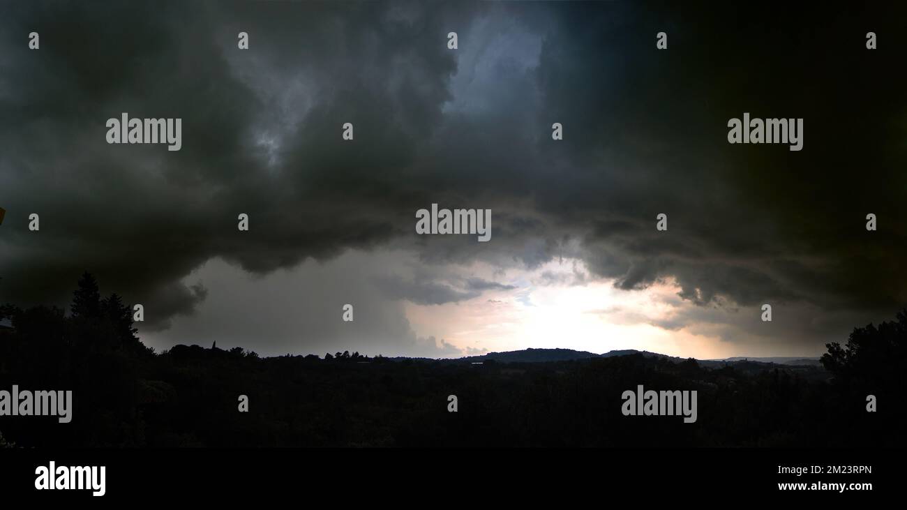 Ciel spectaculaire, cyclone.nuages de tempête gris remplis de pluie. Banque D'Images