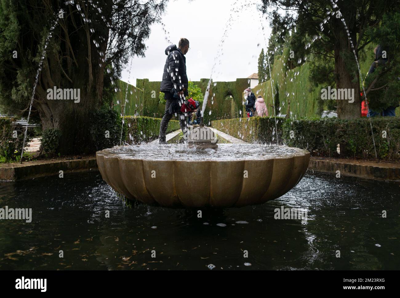 Generalife jardins polices touristes et arbres Banque D'Images