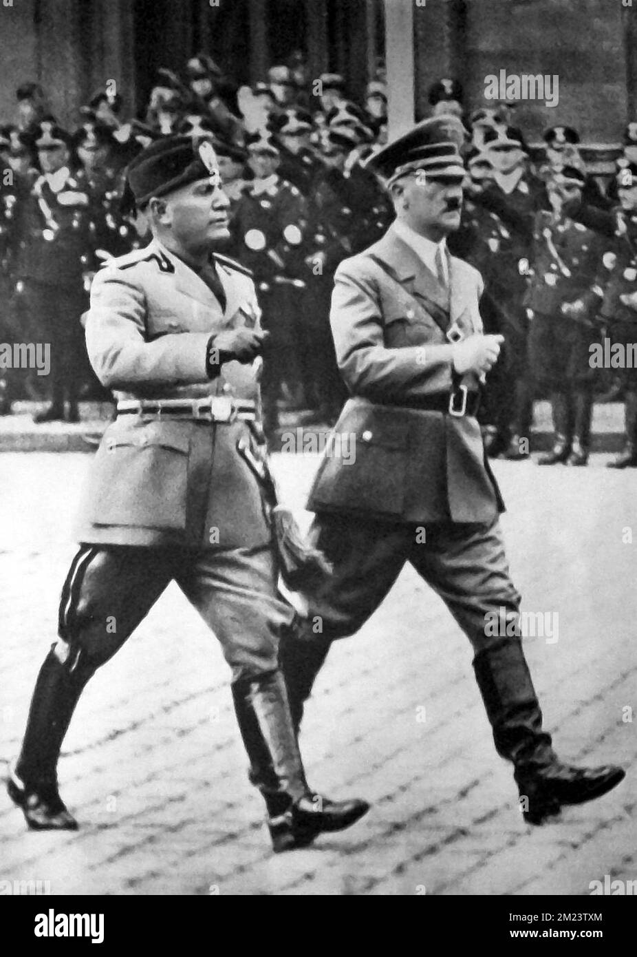 Mussolini avec Adolf Hitler. Benito Mussolini, Benito Amilcare Andrea Mussolini (1883 – 1945) politicien italien qui a fondé et dirigé le Parti national fasciste. Il a été Premier ministre de l'Italie de 1922 jusqu'à son dépôt en 1943, et 'Duce' du fascisme italien de l'établissement des fasces italiens de combat en 1919 jusqu'à son exécution en 1945 par des partisans italiens. Banque D'Images