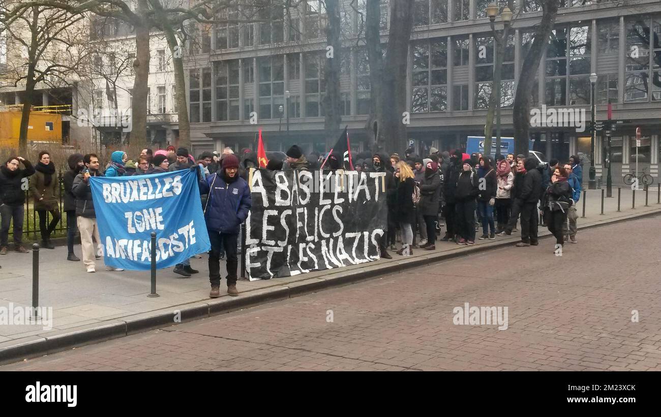 Des manifestants ont été arrêtés lors d'une manifestation dans le centre de Bruxelles par un groupe antifasciste appelé 'campagne Bruxelles zone Antifasciste - Brussel Antifascische zon'e, , à Bruxelles. Ce groupe proteste contre un congrès qui sera tenu dans la ville par le groupe 'Alliance pour la paix et la liberté'. BELGA PHOTO ANTONY GEVAERT Banque D'Images