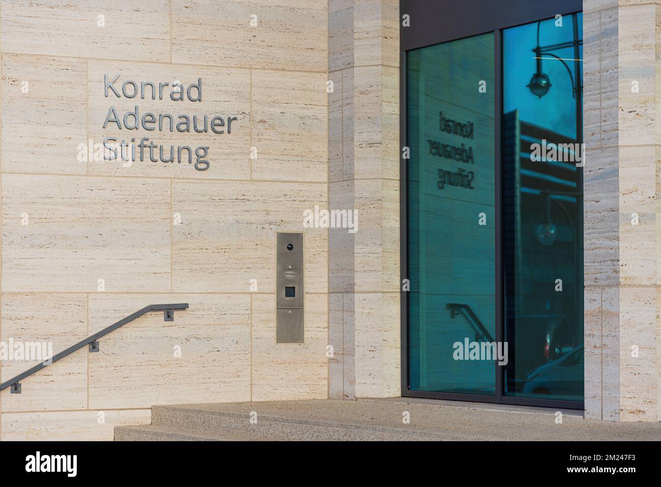 BERLIN, ALLEMAGNE, le 12 DÉCEMBRE 2022, la Konrad Adenauer Foundation lettrage à l'entrée de la fonderie. Banque D'Images