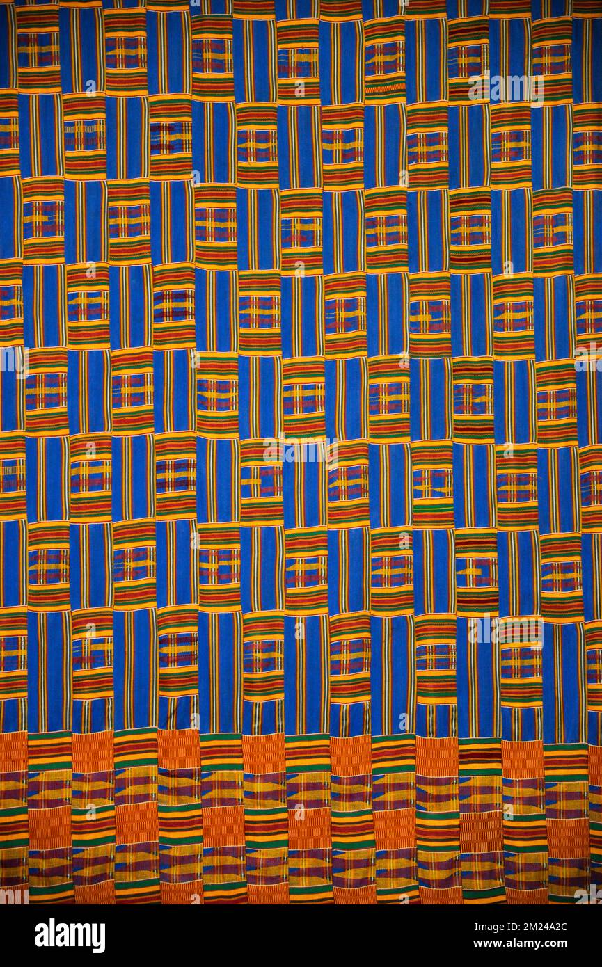 Ghana Men's Weave Kente mur en tissu suspendu dans le Harold Washington Library Center, Chicago, il. c. 1919 coton, soie et rayonne. Banque D'Images