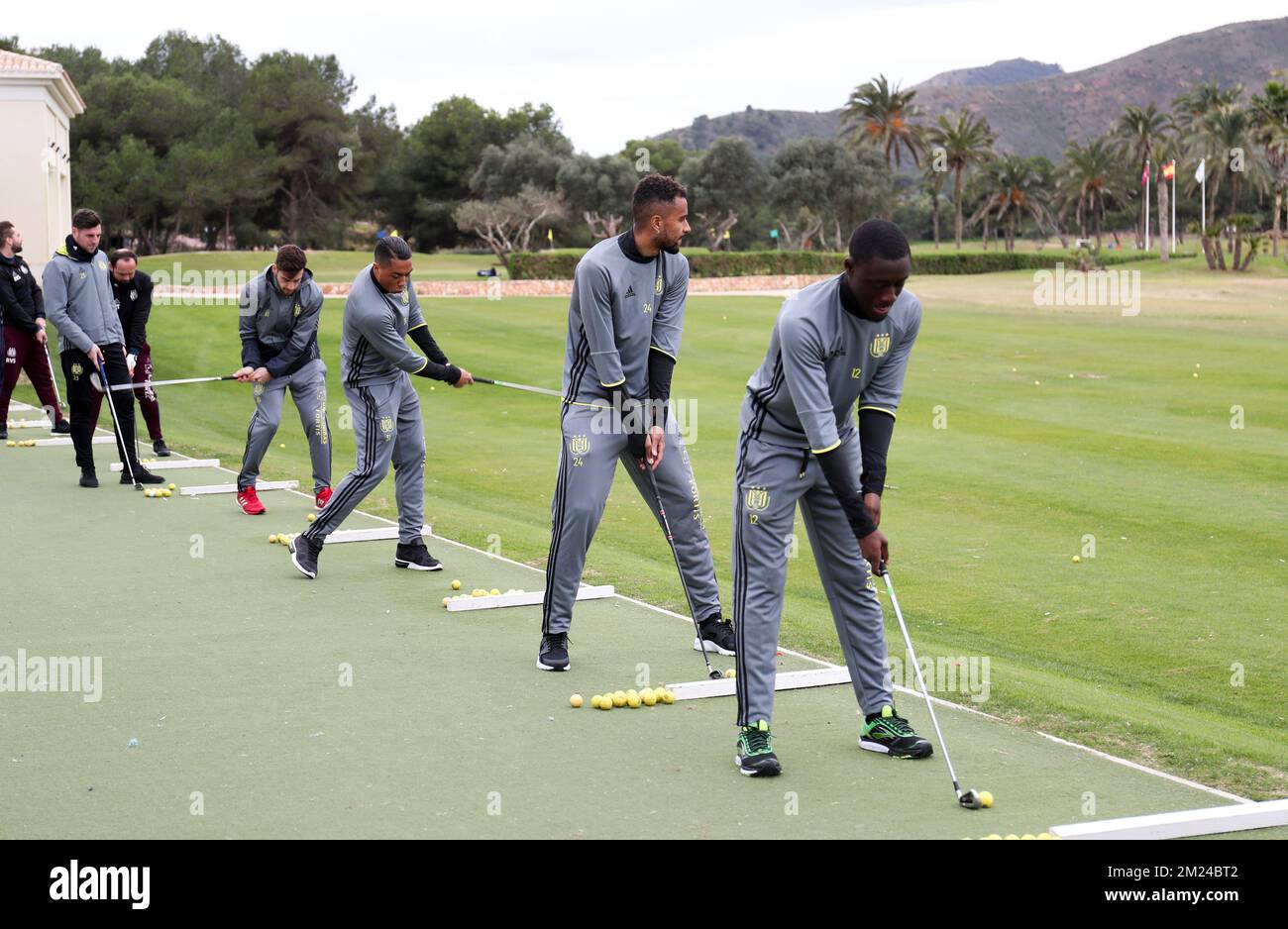 Le gardien de but d'Anderlecht Frank Boeckx, Massimo Bruno d'Anderlecht, Youri Tielemans d'Anderlecht, le nouveau joueur d'Anderlecht Isaac Kiese Thelin et Dennis Appiah d'Anderlecht jouent au golf pendant la sixième journée du camp d'entraînement d'hiver de l'équipe belge de football de première division RSC Anderlecht Los Belones, mardi 10 janvier 2017, Murcia, Espagne. BELGA PHOTO VIRGINIE LEFOUR Banque D'Images