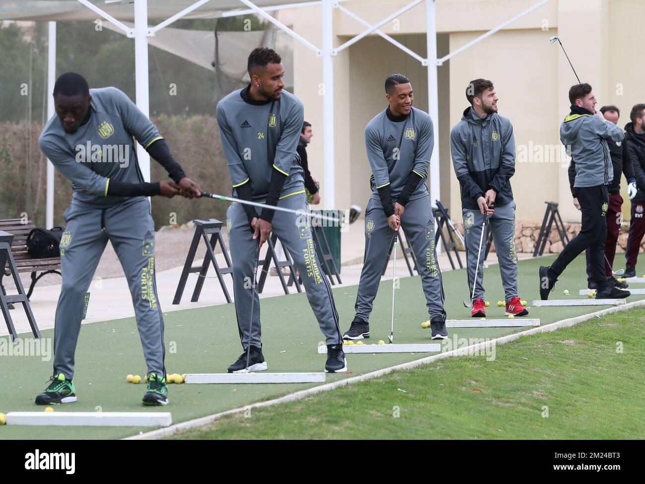 Dennis Appiah d'Anderlecht, le nouveau joueur d'Anderlecht Isaac Kiese Thelin, Youri Tielemans d'Anderlecht, Massimo Bruno d'Anderlecht et le gardien de but d'Anderlecht Frank Boeckx jouent au golf pendant la sixième journée du camp d'entraînement d'hiver de l'équipe belge de football de première division RSC Anderlecht Los Belones, Murcia mardi 10 janvier 2017, Espagne. BELGA PHOTO VIRGINIE LEFOUR Banque D'Images