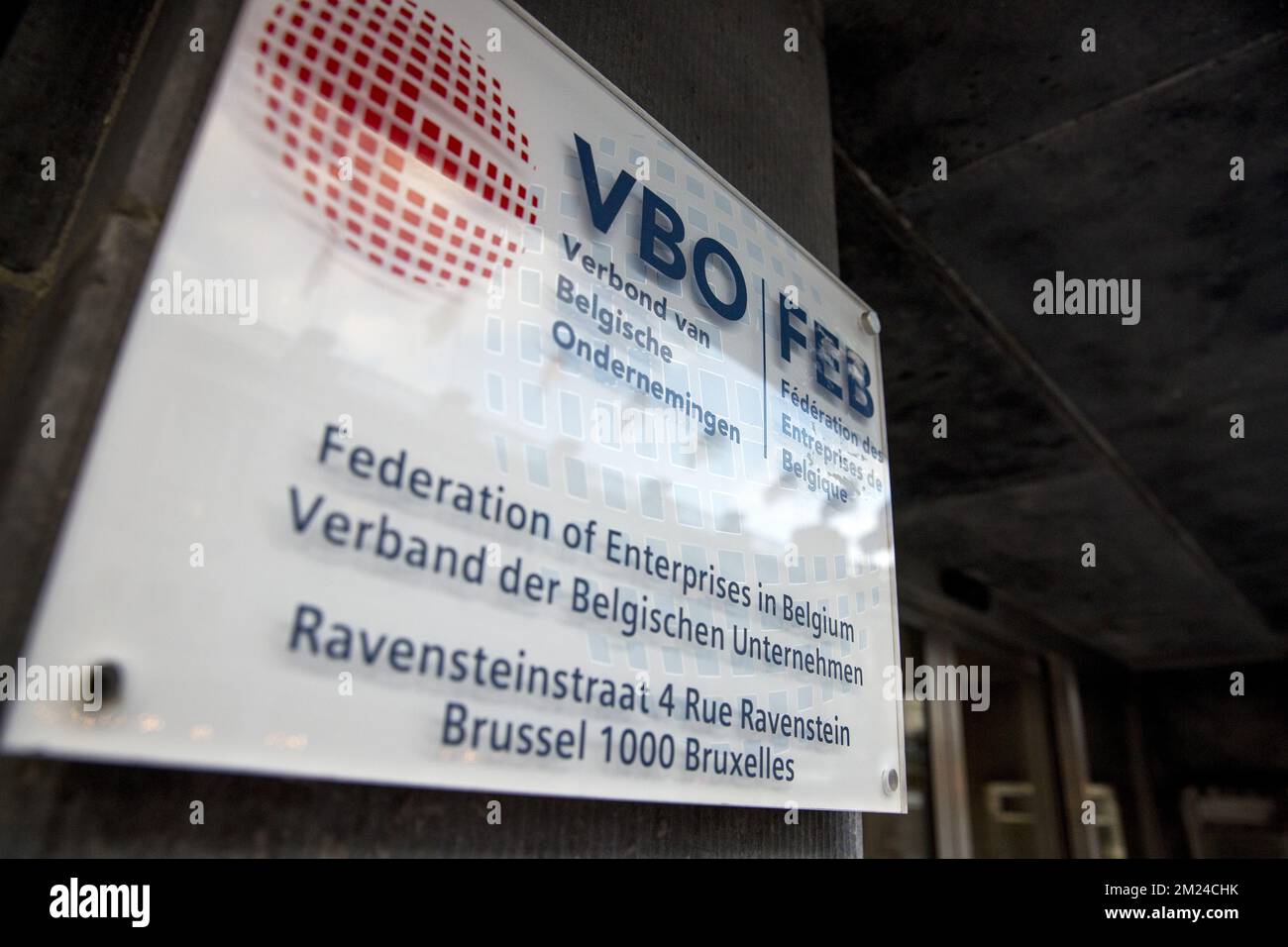 L'illustration montre le logo VBO FEB avant une réunion du groupe des 10 (Groep van Tien - Groupe de dix) est une sélection de partenaires sociaux, y compris des représentants syndicaux et des organisations d'employeurs, au siège DE FEB-VBO à Bruxelles, le mercredi 11 janvier 2017. BELGA PHOTO HATIM KAGHAT Banque D'Images