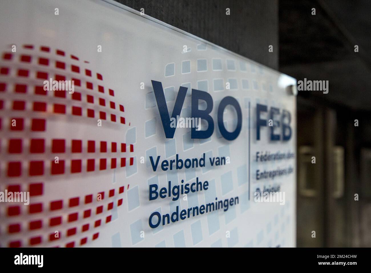 L'illustration montre le logo VBO FEB avant une réunion du groupe des 10 (Groep van Tien - Groupe de dix) est une sélection de partenaires sociaux, y compris des représentants syndicaux et des organisations d'employeurs, au siège DE FEB-VBO à Bruxelles, le mercredi 11 janvier 2017. BELGA PHOTO HATIM KAGHAT Banque D'Images