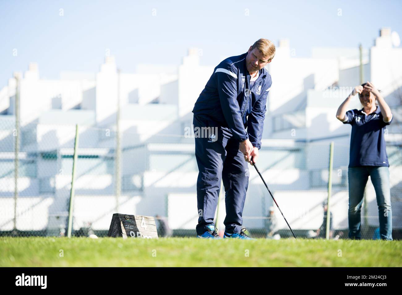 Hein Vanhaezebrouck, entraîneur en chef de Gent, jouant au golf pendant la septième journée du camp d'entraînement d'hiver de l'équipe belge de football de première division KAA Gent, à Oliva, Espagne, le mercredi 11 janvier 2017. BELGA PHOTO JASPER JACOBS Banque D'Images