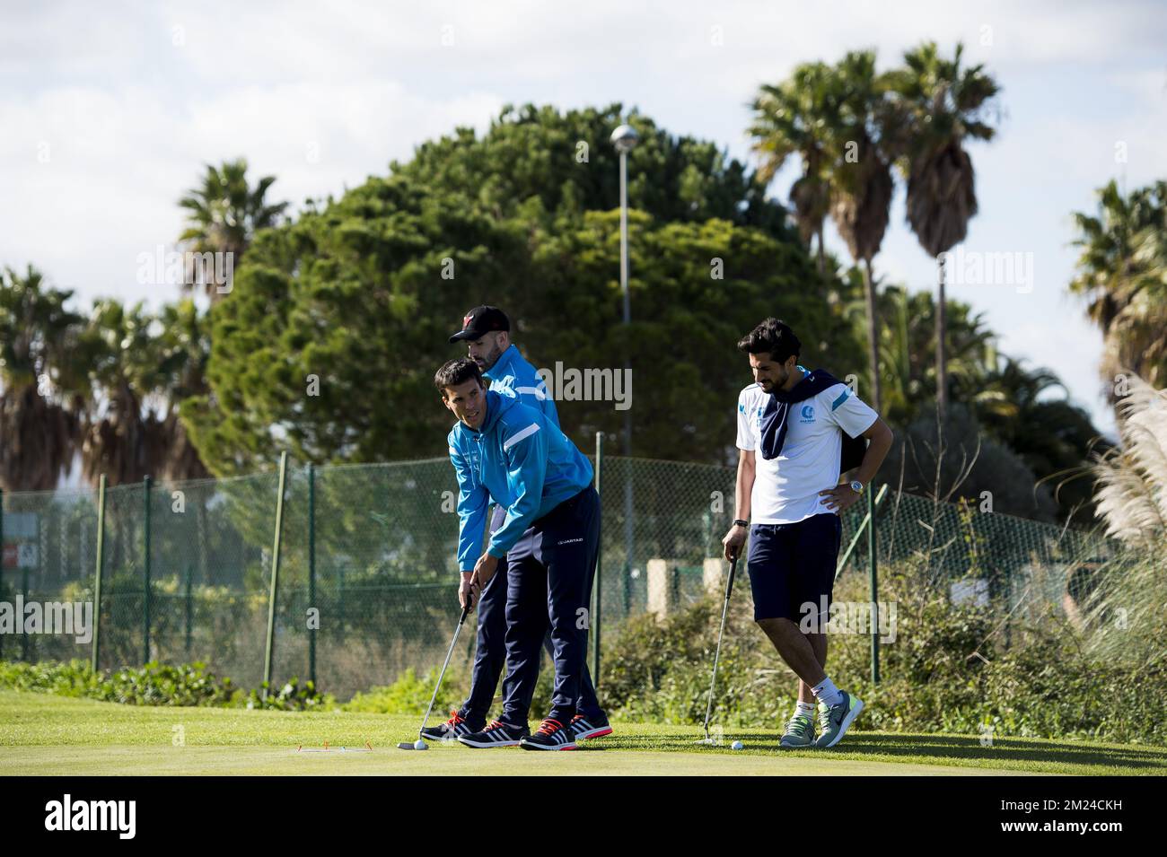 Jeremy Taravel, joueur de Gent, Jeremy Perbet de Gent et Kenneth Saief de Gent jouant au golf pendant la septième journée du camp d'entraînement d'hiver de l'équipe belge de football de première division KAA Gent, à Oliva, Espagne, le mercredi 11 janvier 2017. BELGA PHOTO JASPER JACOBS Banque D'Images