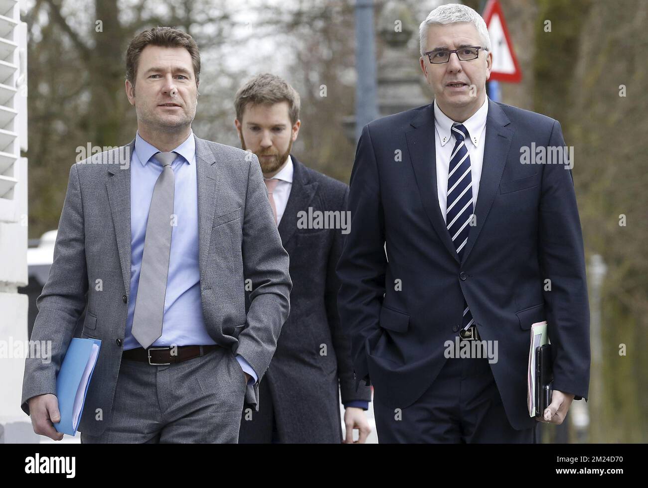 LE directeur général DE FEB-VBO, Bart Buysse, et LE PDG DE FEB-VBO, Pieter Timmermans, arrivent pour une réunion du Kern, une réunion des ministres restreints, avec le groupe de 10 (Groep van Tien - Groupe de Dix), une sélection de partenaires sociaux comprenant des représentants syndicaux et des organisations patronales, le jeudi 12 janvier 2017, Au Lambermont à Bruxelles. Les syndicats et les employeurs ont conclu hier un accord sur la nouvelle norme salariale. BELGA PHOTO NICOLAS MATERLINCK Banque D'Images