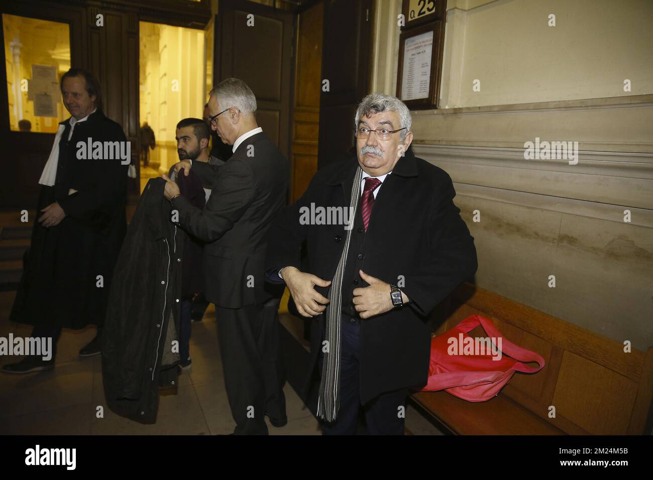 Remzi Kartal (C) et Zubeydir Aydar (R) photographiés après le cas du PKK (parti des travailleurs du Kurdistan) devant le Grand jury (Chambre des mises en accusation - Kamer van insbeschuldigingstelling) de Bruxelles, mardi 24 janvier 2017. Le procureur fédéral demande que 36 suspects et plantes soient jugés pour des activités terroristes. BELGA PHOTO NICOLAS MATERLINCK Banque D'Images