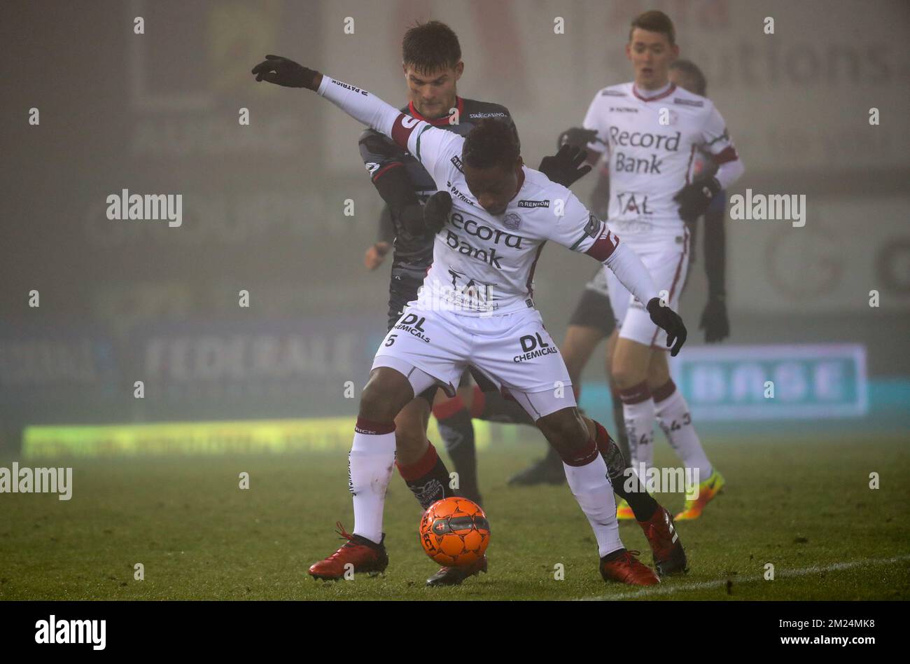 Dino Arslanagic de Mouscron et Kingsley Madu d'Essevee se battent pour le ballon lors du match de la Jupiler Pro League entre SV Zulte Waregem et Royal Excel Mouscron, à Waregem, le mardi 24 janvier 2017, le 23 jour du championnat belge de football. BELGA PHOTO VIRGINIE LEFOUR Banque D'Images